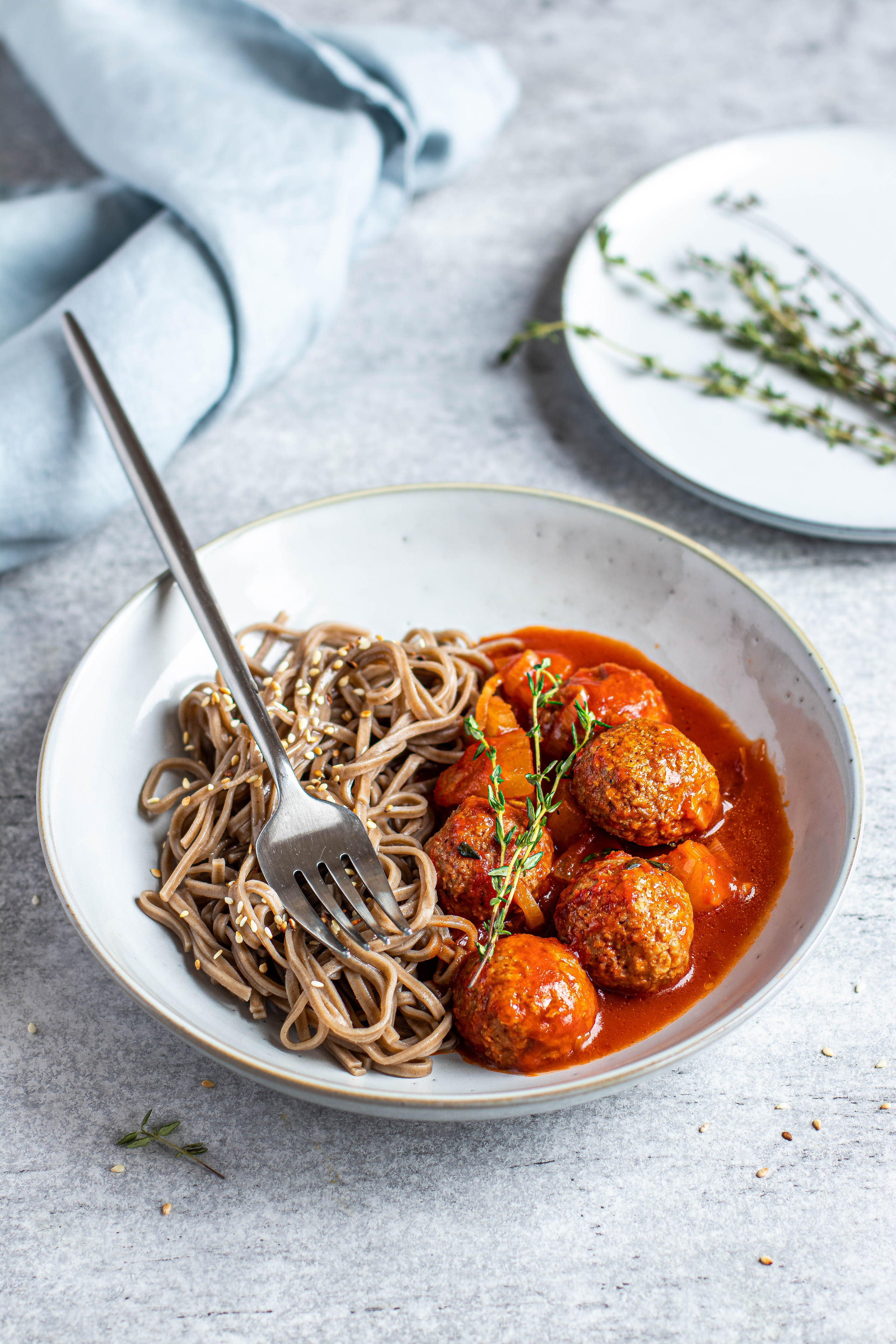 Фуд-съемка растительных фрикаделек