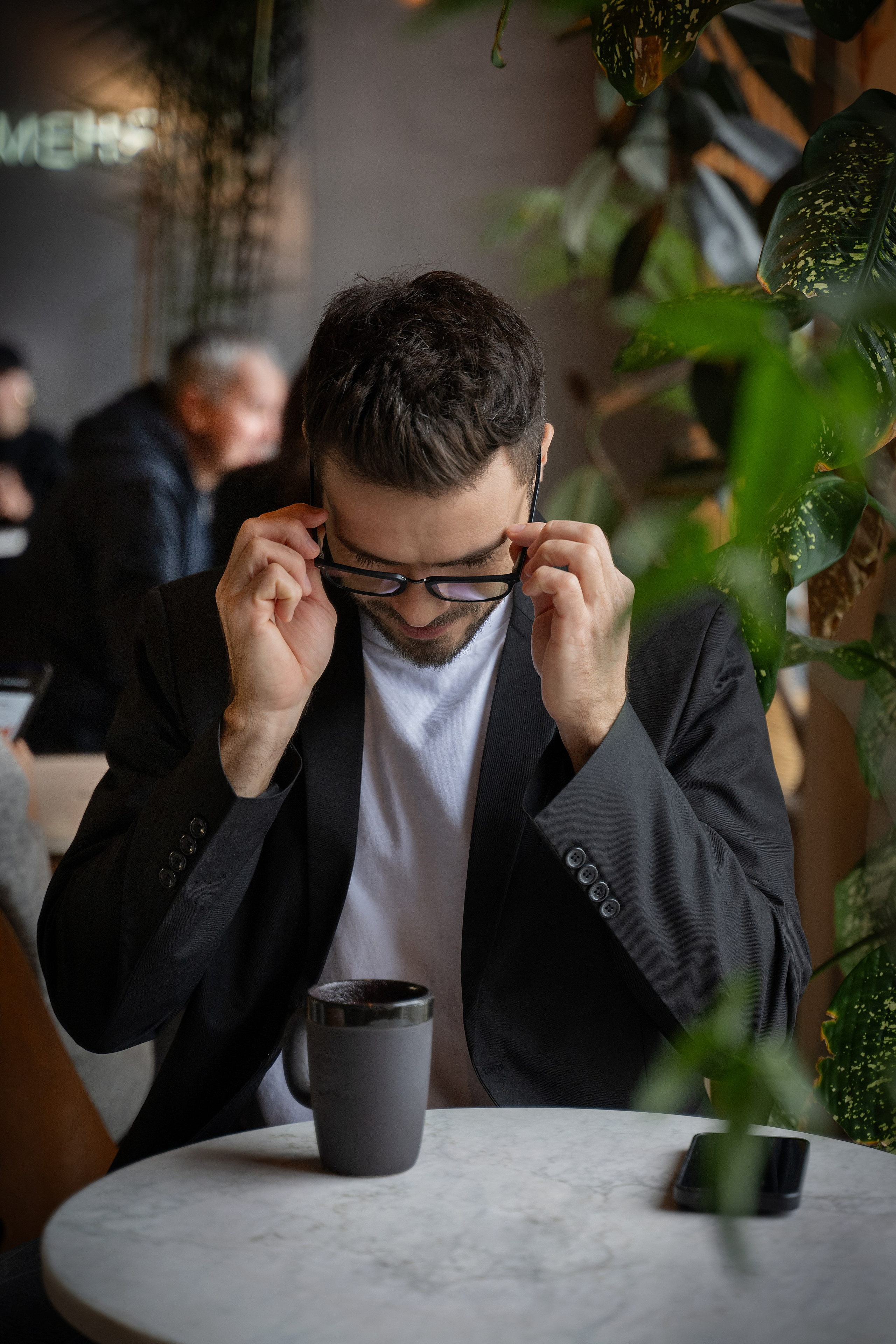 Красавчик в кафе. Главная