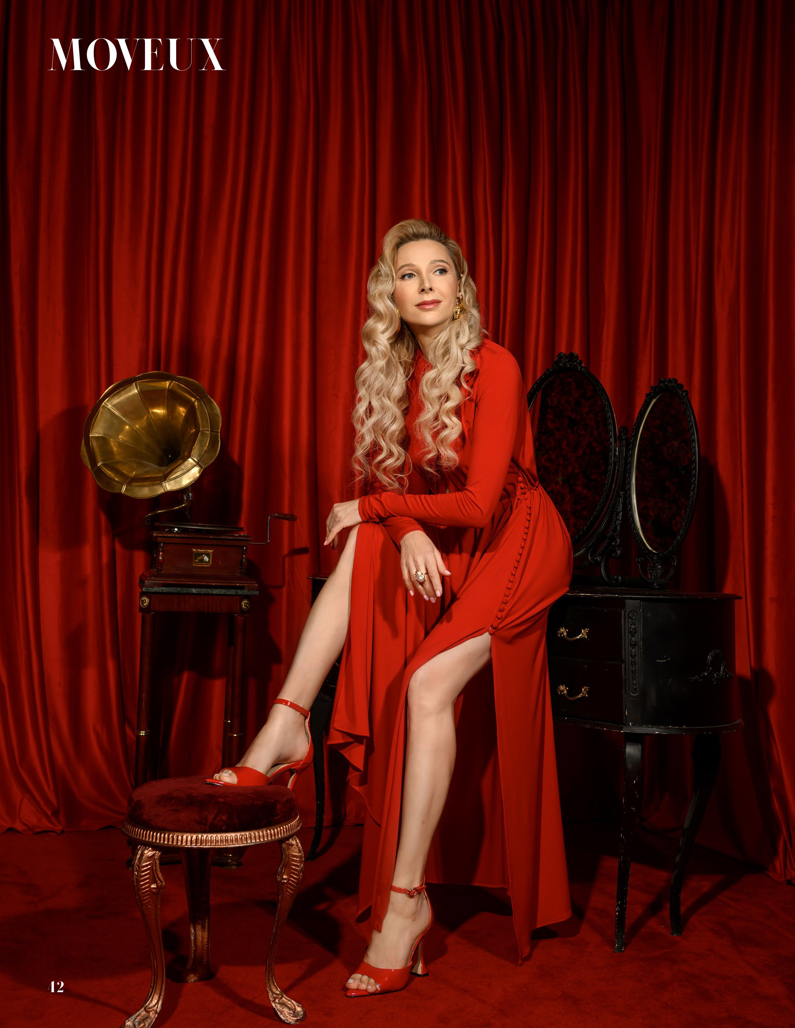 Блондинка в красном