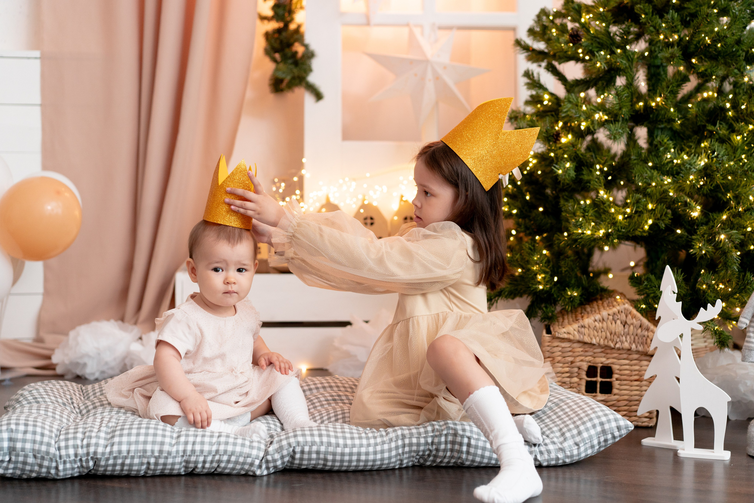 Оливия и Алина с мамой и папой. Детская, семейная фотостудия в Санкт-Петербурге