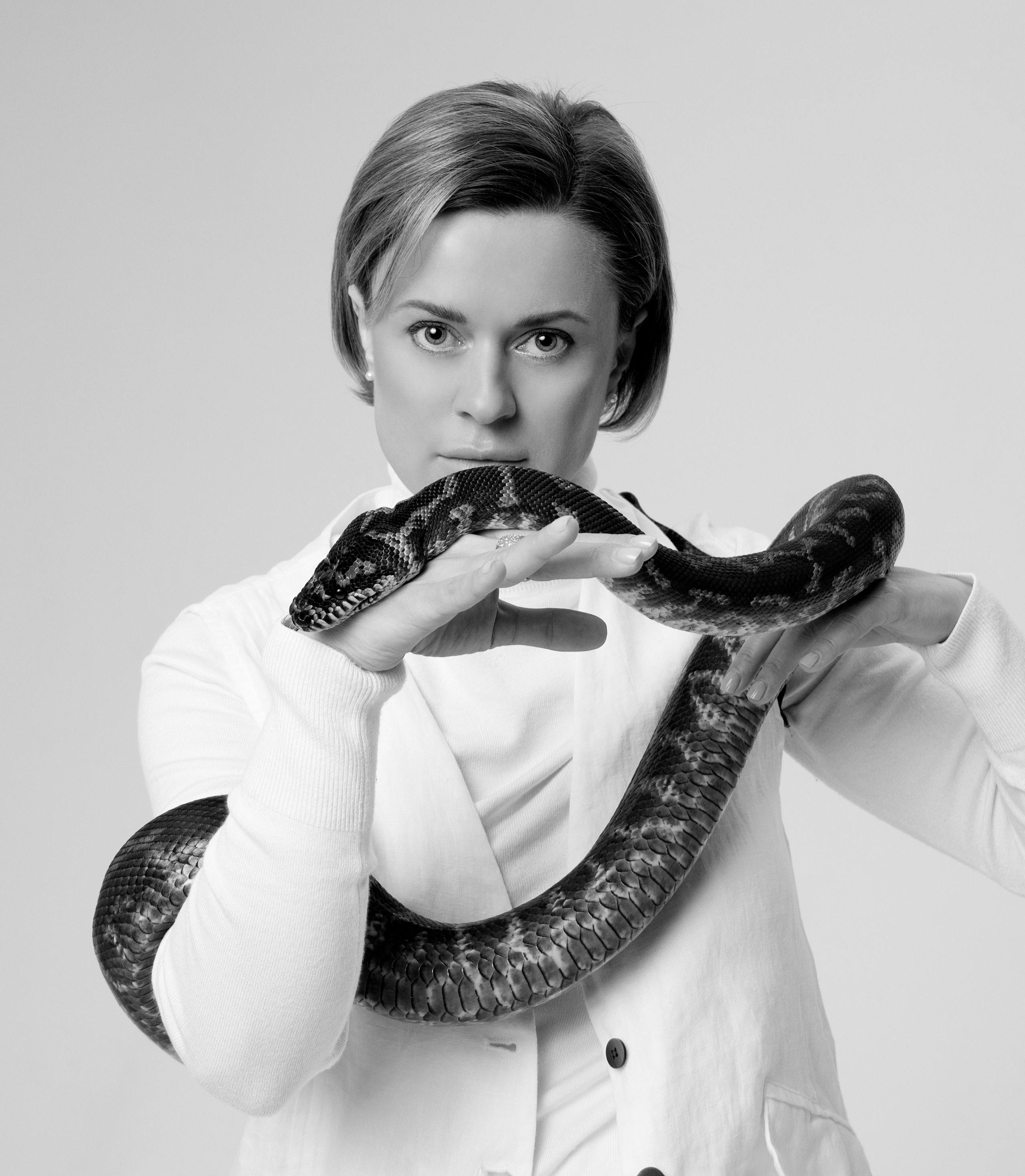 Змея как часть портрета для бизнес-презентации. Дополняет стиль и уверенность самой модели. Время создавать не просто стильные портреты, а бизнес-портреты.