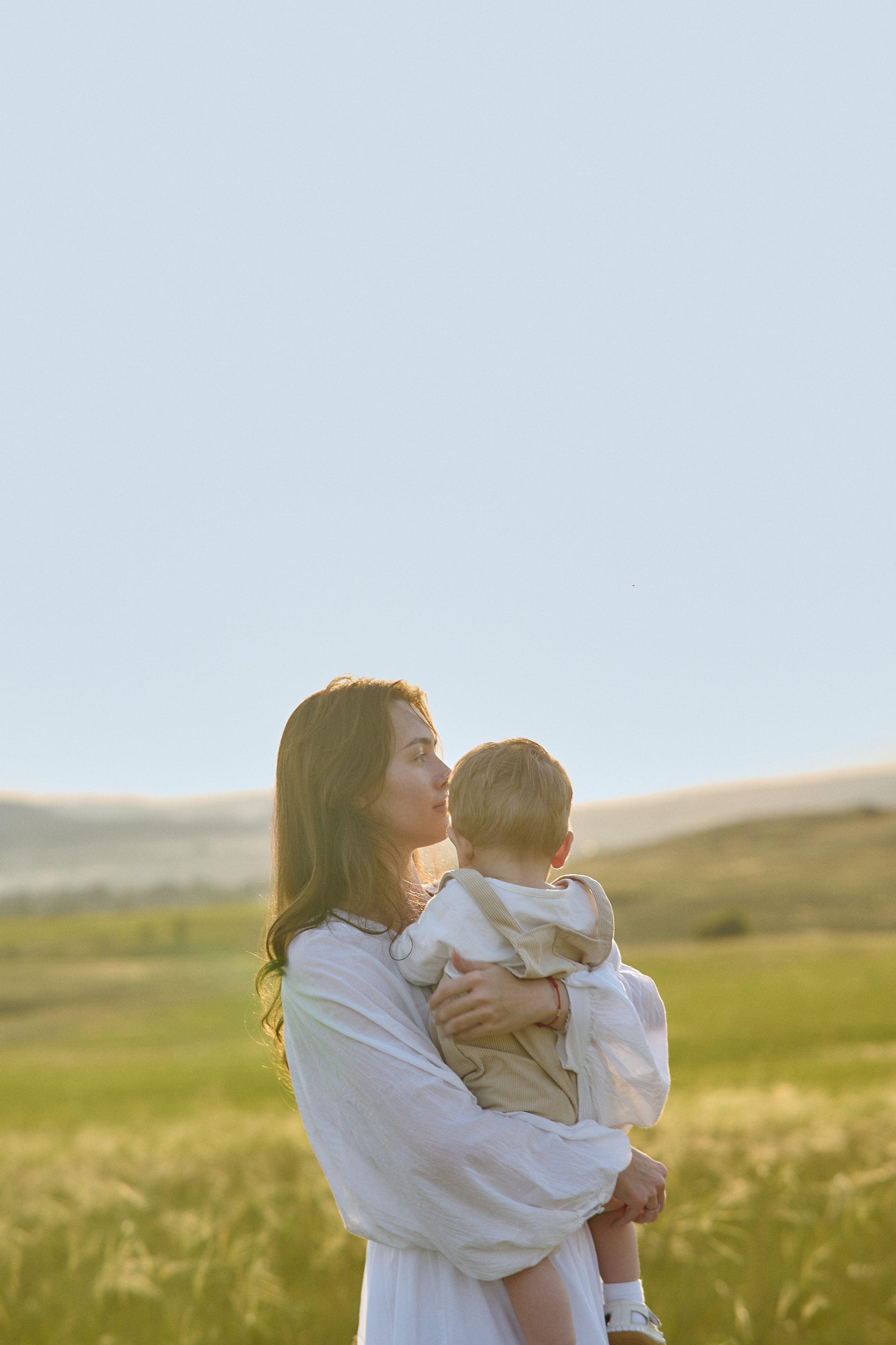 Шамиль, Аня и Марс в поле с барашками. Семейный и свадебный lifestyle-фотограф в Москве Мария Петрова