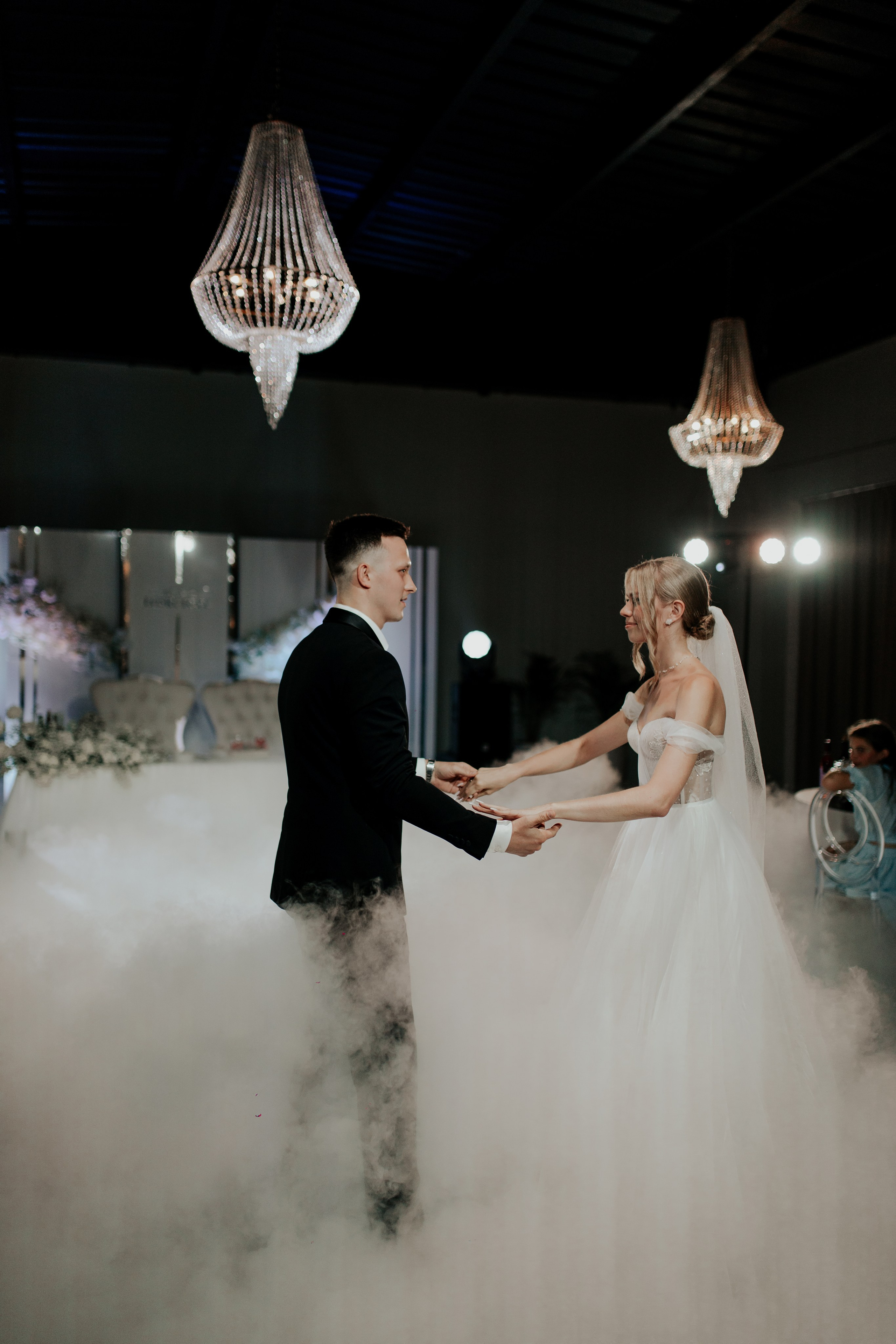 Жених и невеста танцуют первый танец под звуки аплодисментов — семейное тепло