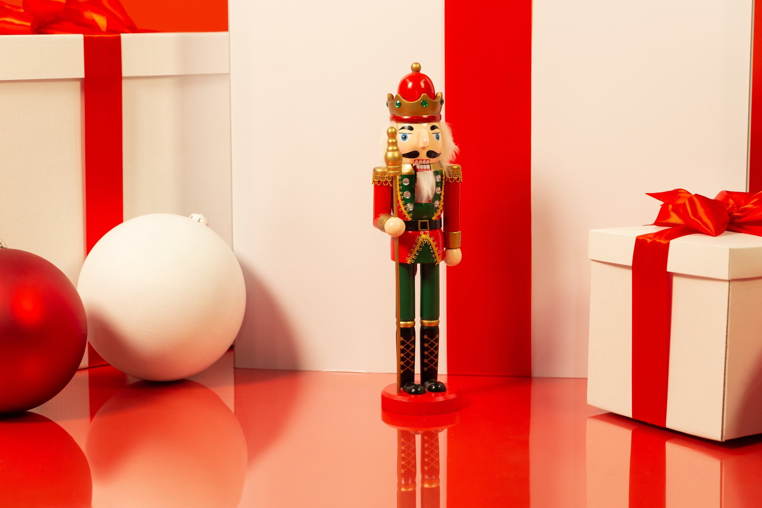 Локация «Новогодний подарок». Фотостудия Алматы. Семейная и детская фотостудия Family studio.Фотограф Алматы