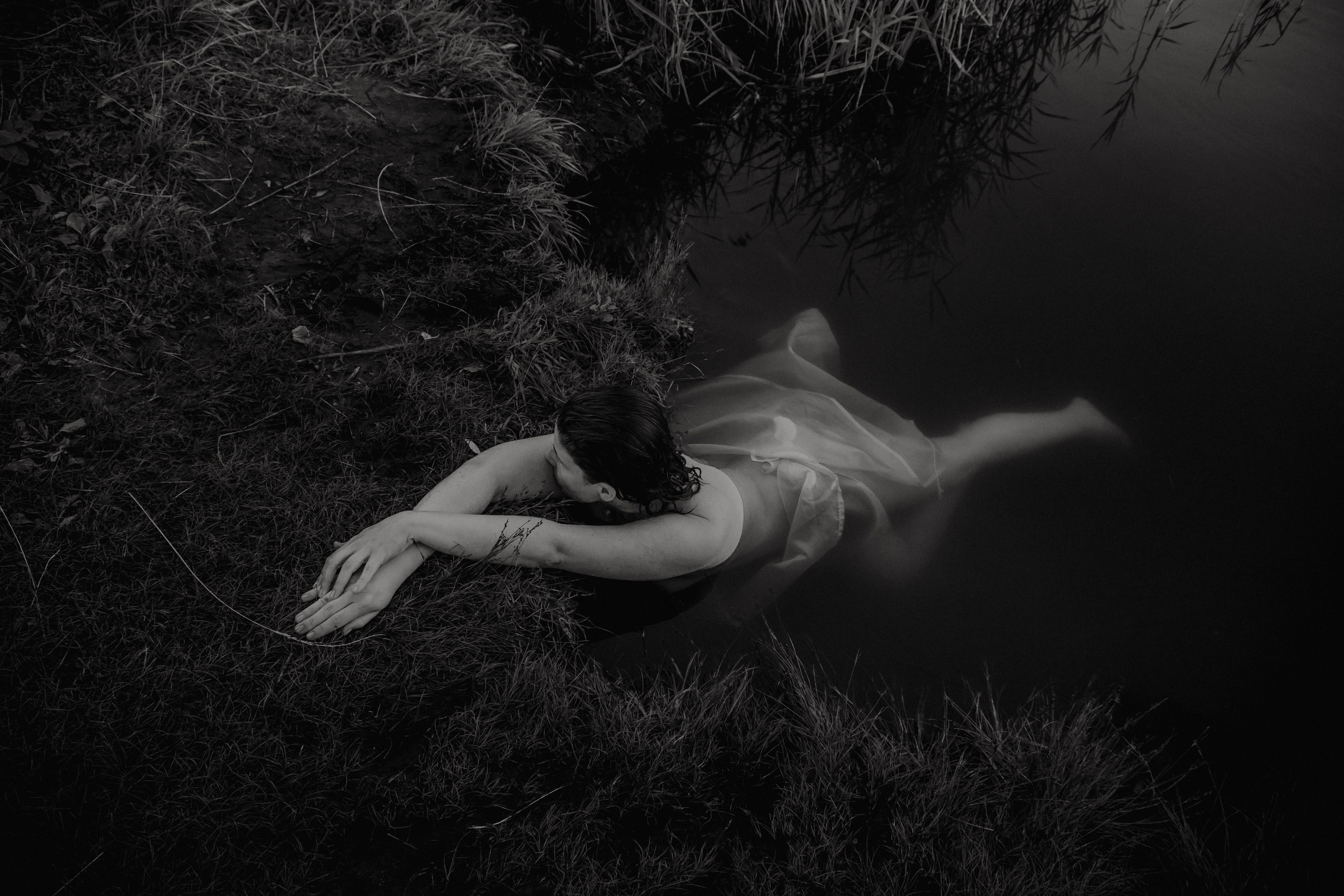 обнаженная девушка в воде