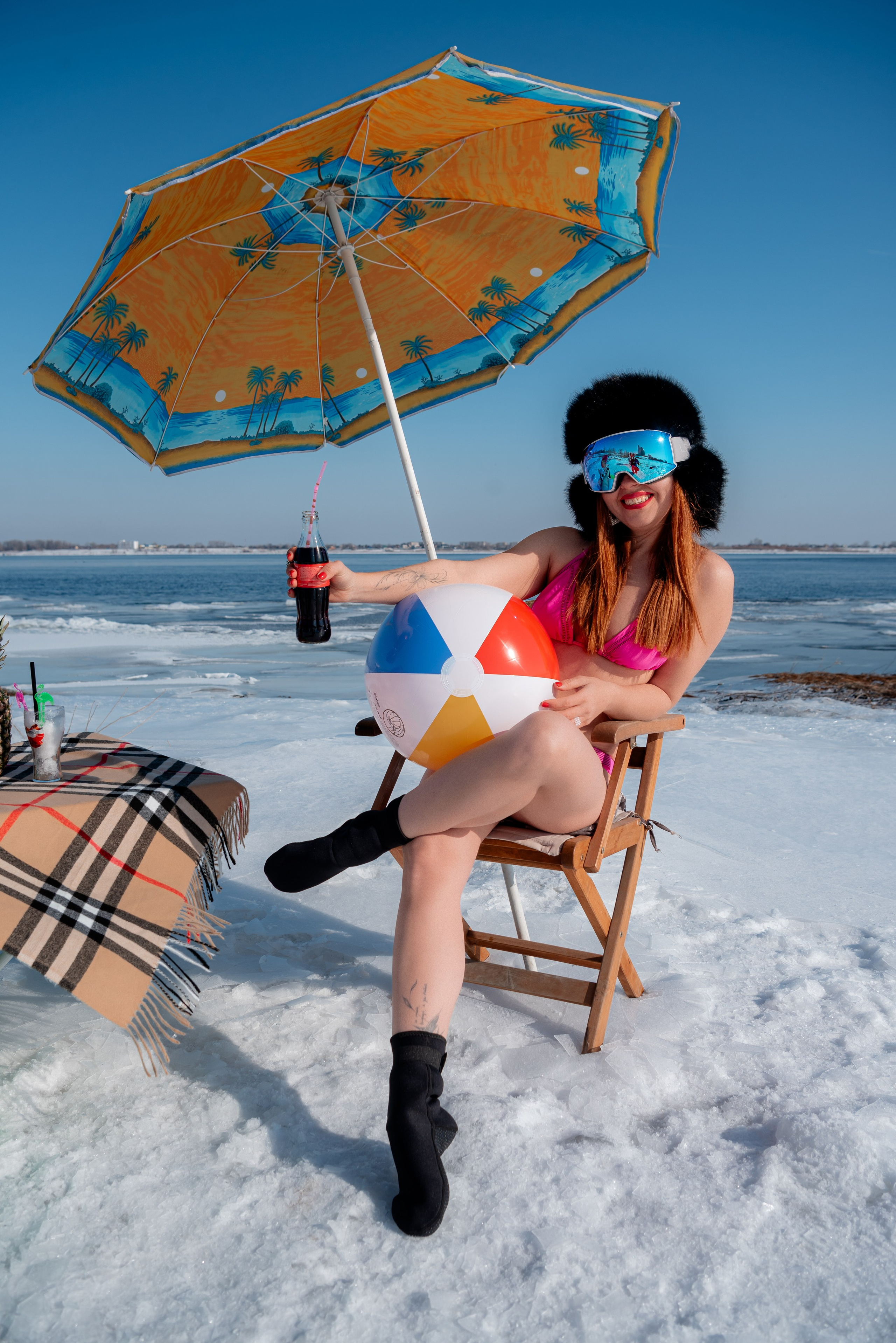 Моржи на Волге. Девушки в купальниках на снегу. Волгоград. Фотограф в Волгограде и Волжском Александр Горбань