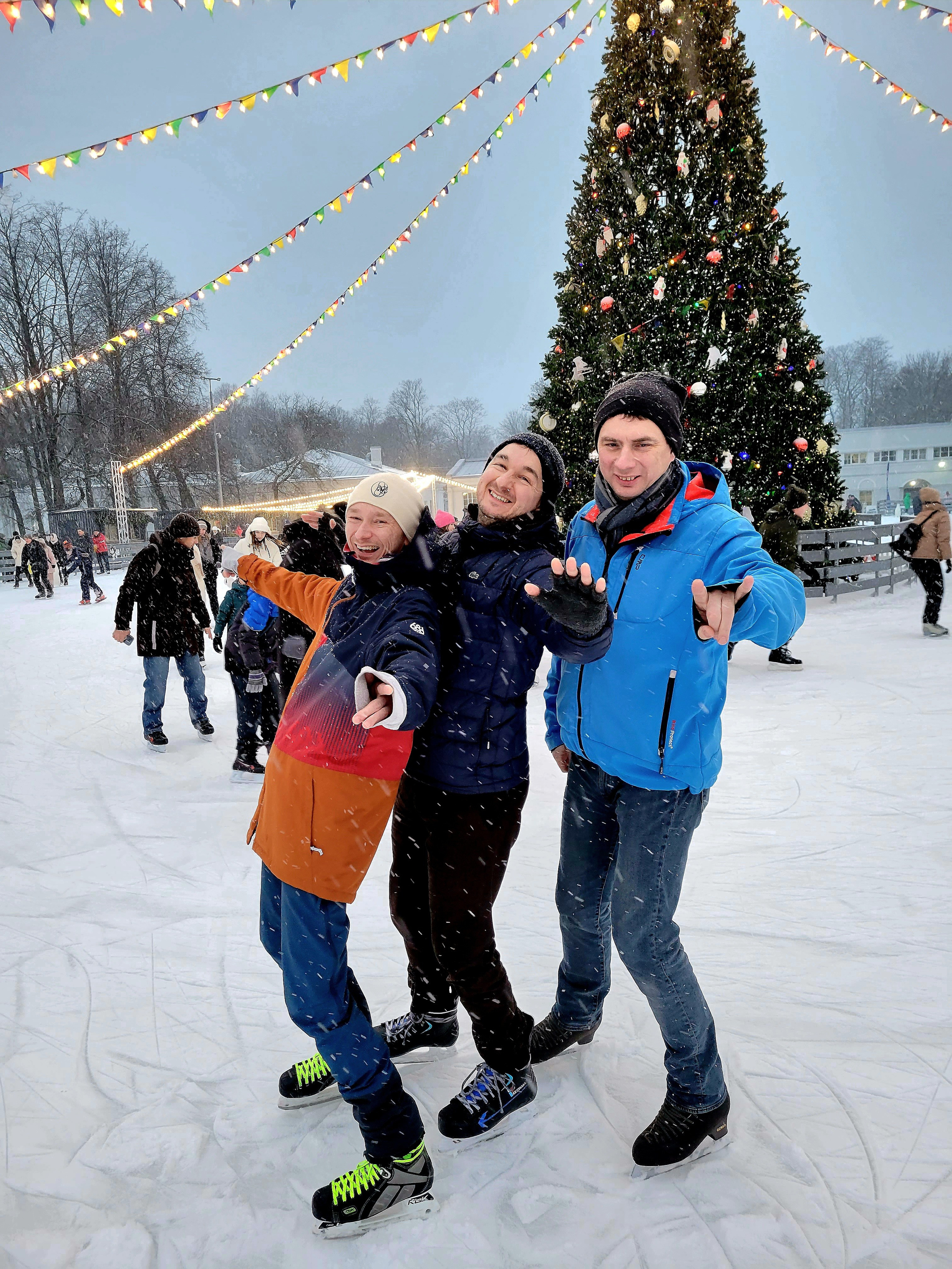 Вокруг Елагина острова летом плавал. Зимой приехали покататься на коньках. Спорт с друзьями по утру - бесценно! Миша, Саня, спасибо, что поддержали в очередной раз спортивные начинания!