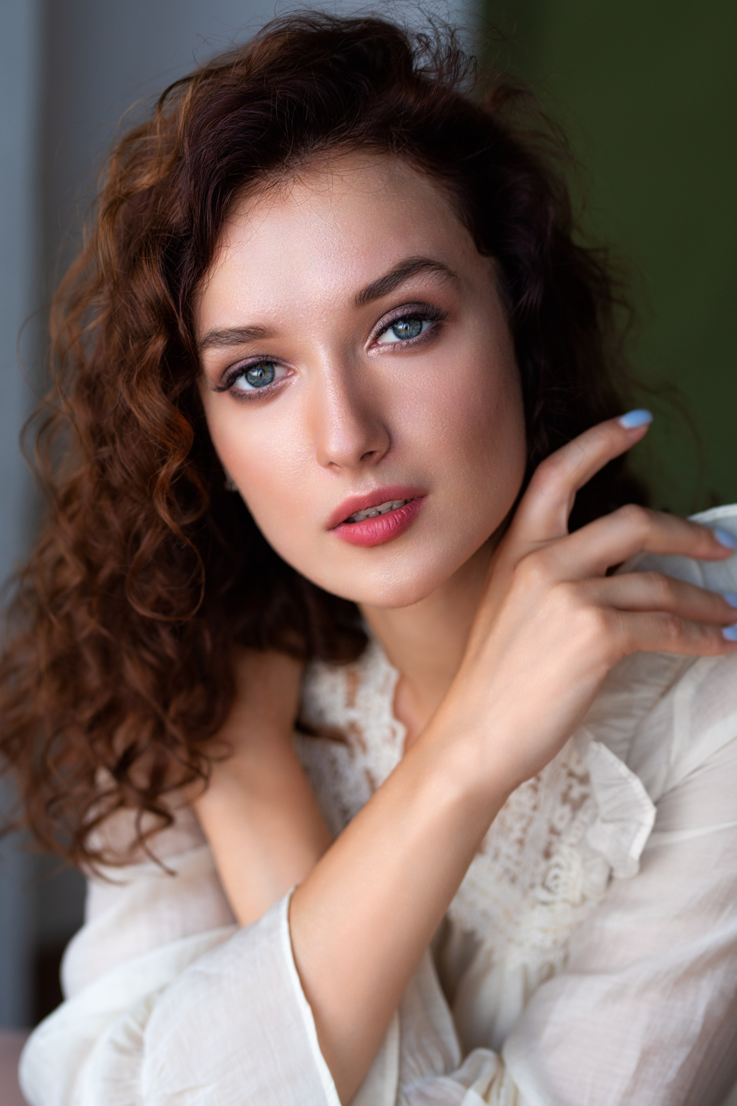 Фотосет с Анастасией в студии с минимальным интерьером в формате для «себя»