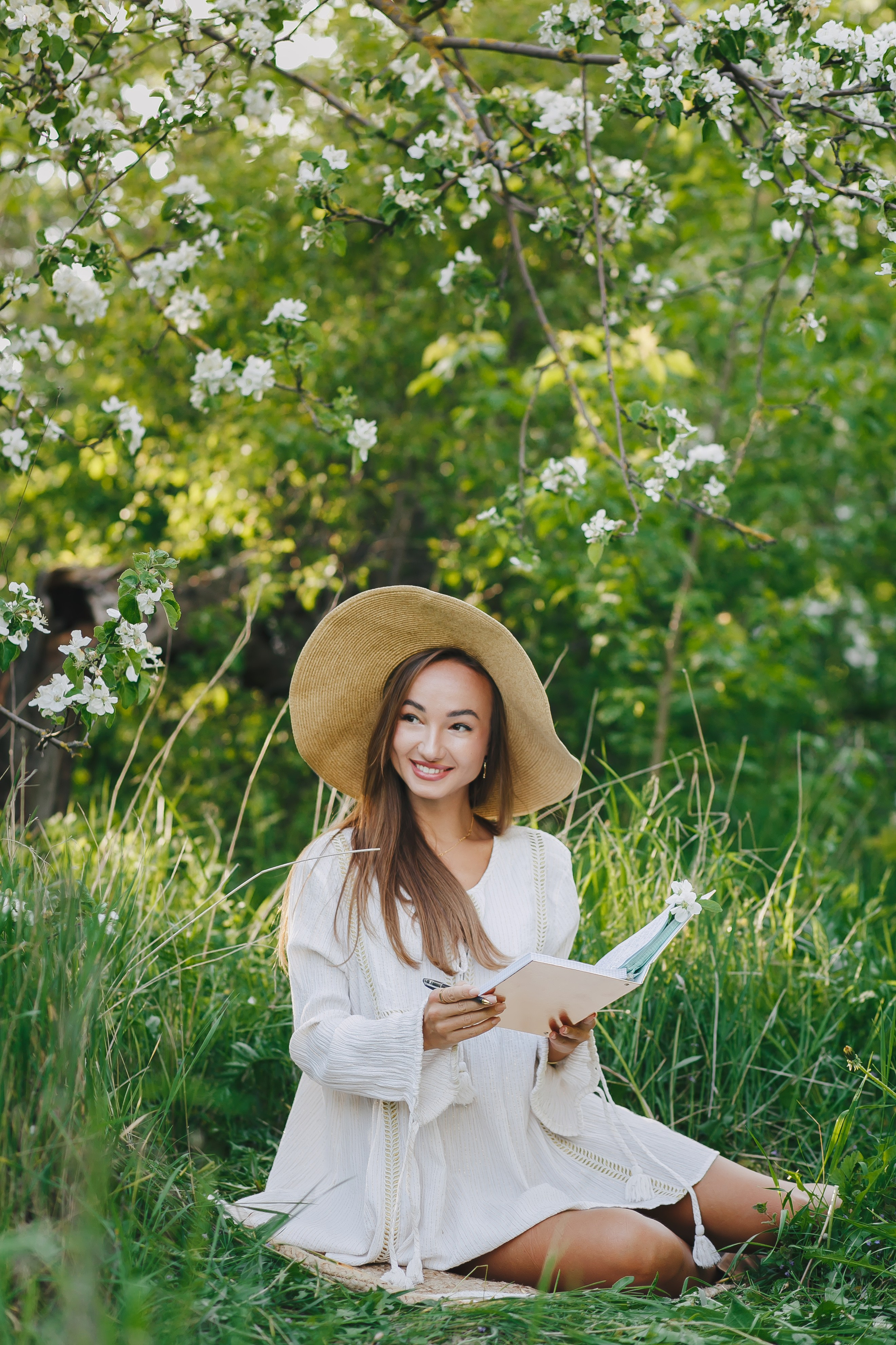 Портретная фотосессия красивой девушки в цветущем яблоневом саду. Свадебный и портретный фотограф в Липецке, Ельце, Воронеже, Москве, Тамбове 