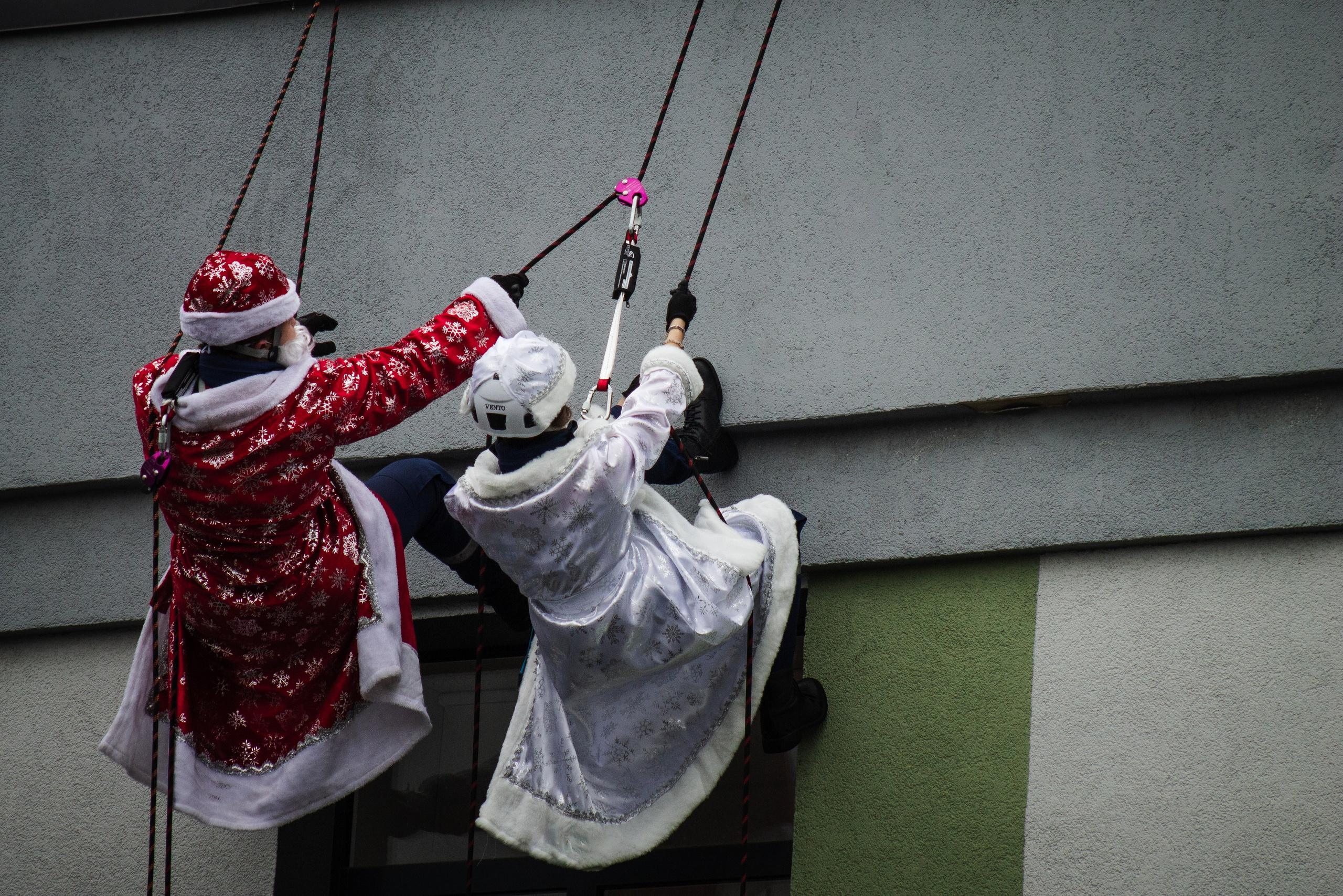 ВСКС. Десант Дедов Морозов. Илья Чемис — Фотограф в Мариуполе