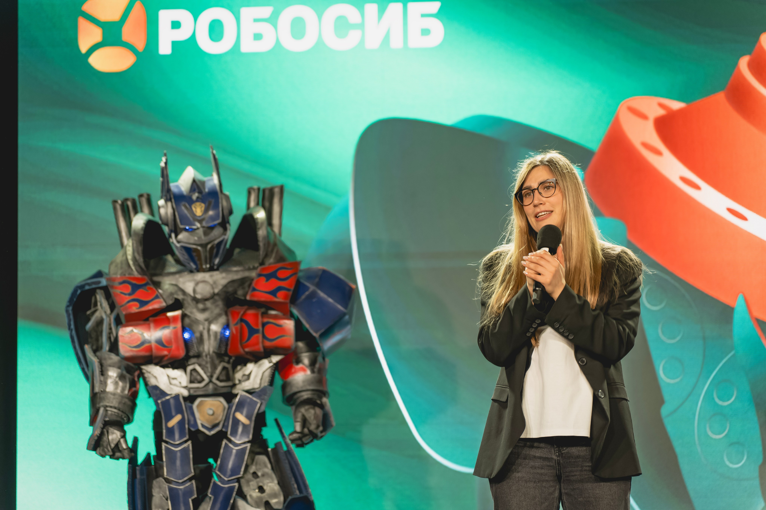 Робосиб в Сибэкспоцентре. Занимаюсь профессиональной фотографией и живу рядом с Байкалом. Работаю в разных жанрах