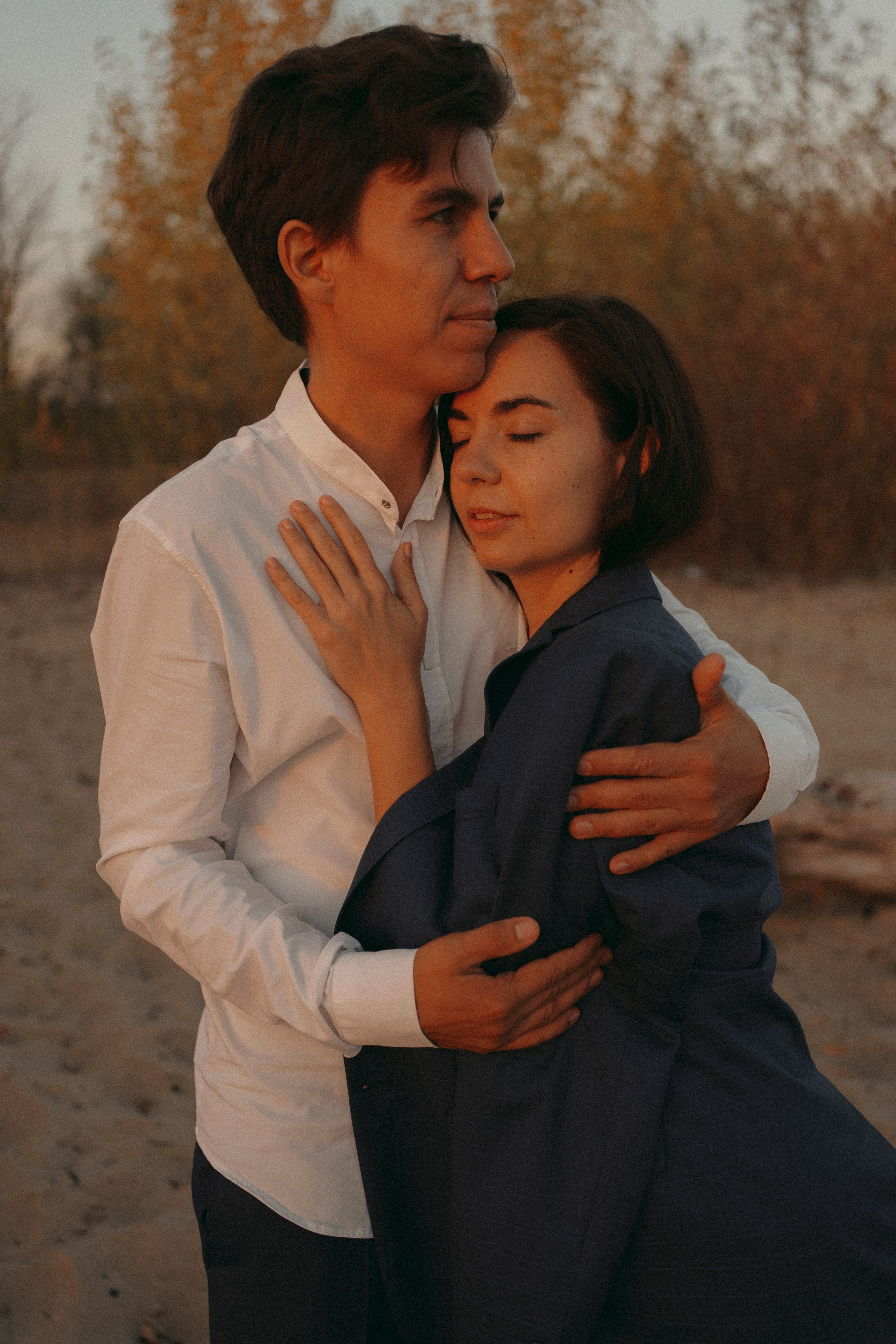 Love Story в свадебных нарядах на берегу реки. Портретный фотограф в Казани, Красной Поляне и Сочи Анна Кузнецова