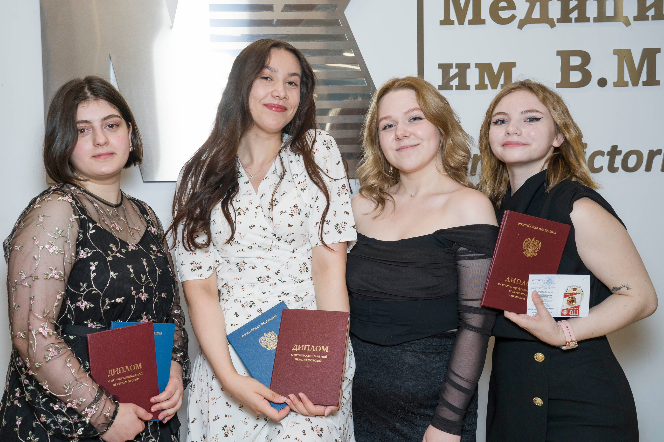 Выпускной в медколледже. Фотограф в Санкт-Петербурге. Репортажная и все съёмки для бизнеса