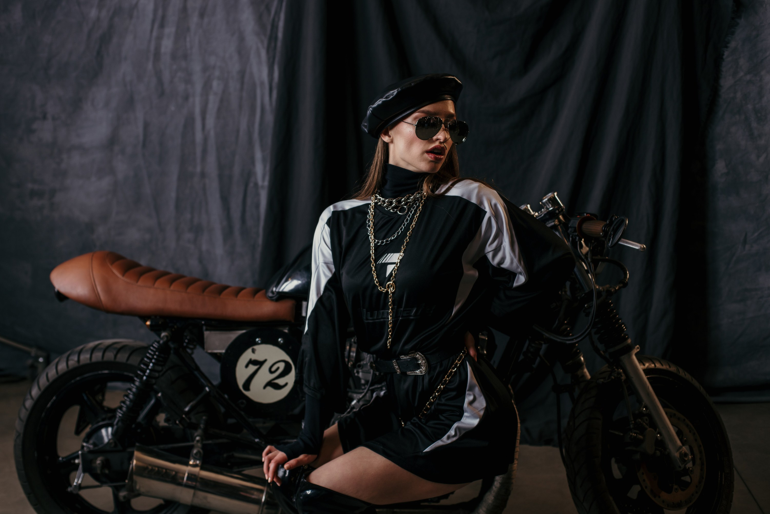 Девушки-байкеры — Фотосессия с мотоциклом в Питере. Свадебный, семейный, портретный, репортажный фотограф в Санкт-Петербурге