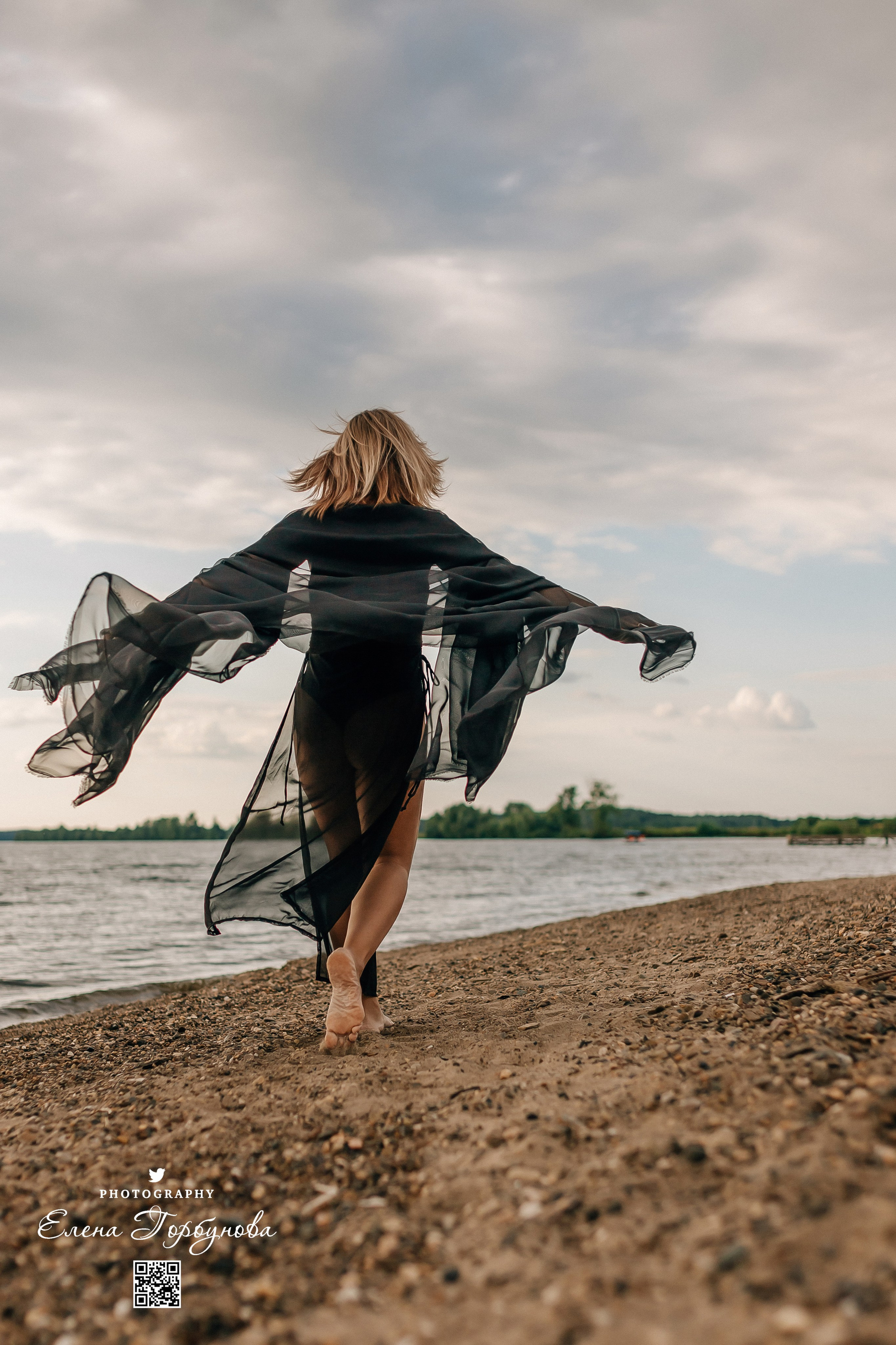Черная серия с тканью. Набережная. Александра и Таисия. Июль 2025 г. Фотограф Пермь. Свадьбы. Семья и дети, школа, д. сад. Фотокниги