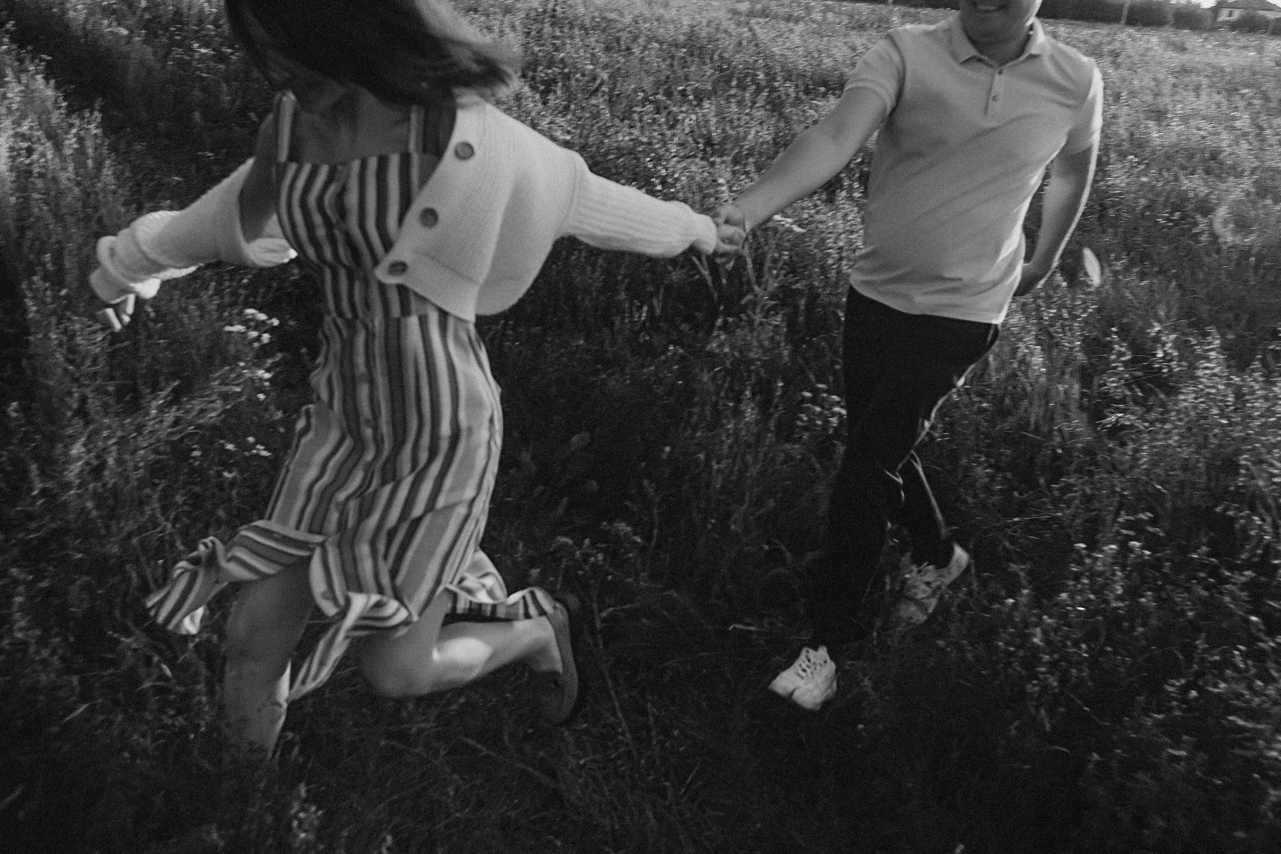 Поле love story на закате. Семейный фотограф Тюмень, фотограф на роды Салмина Мария