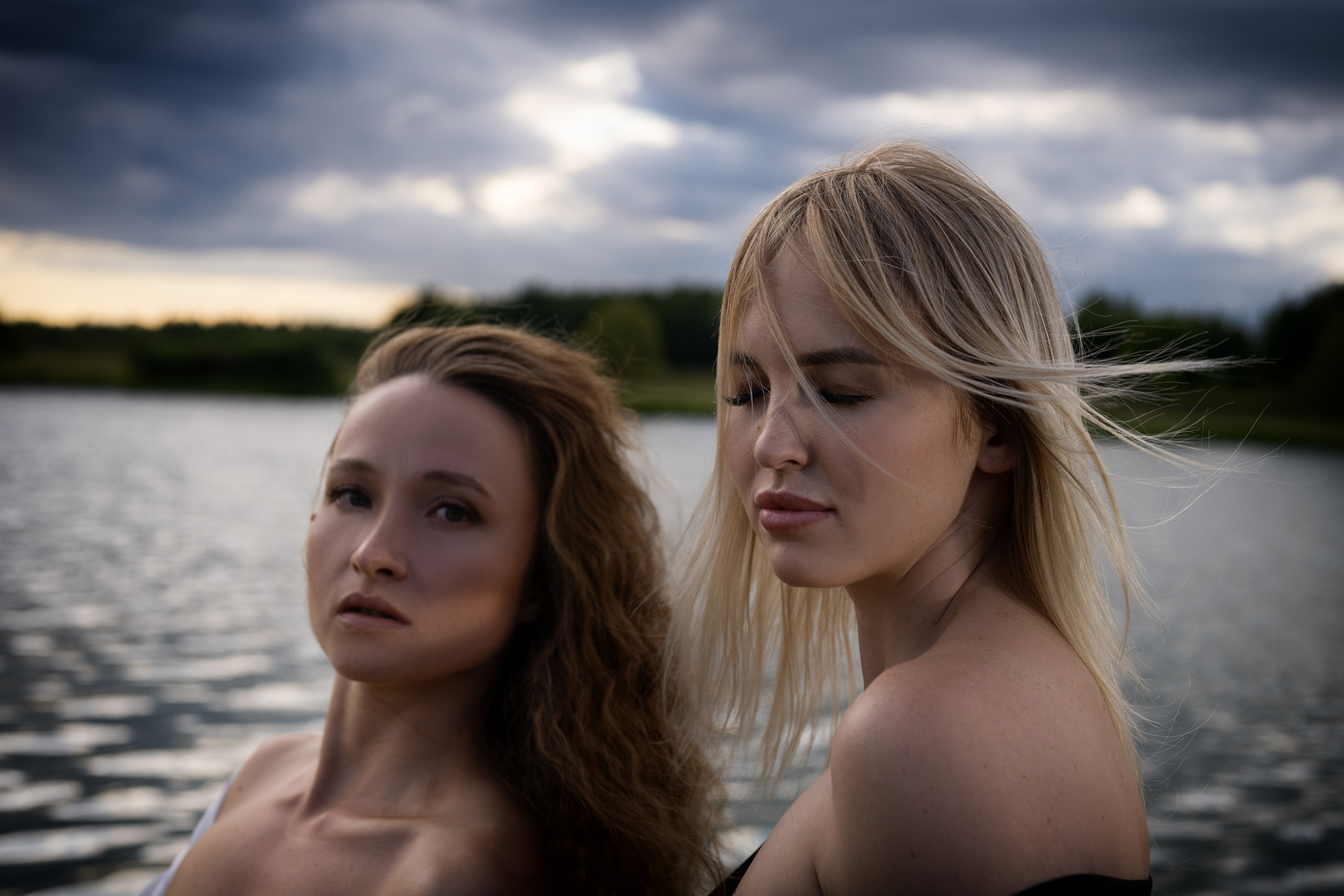 Съёмка девушек на природе на фоне озера