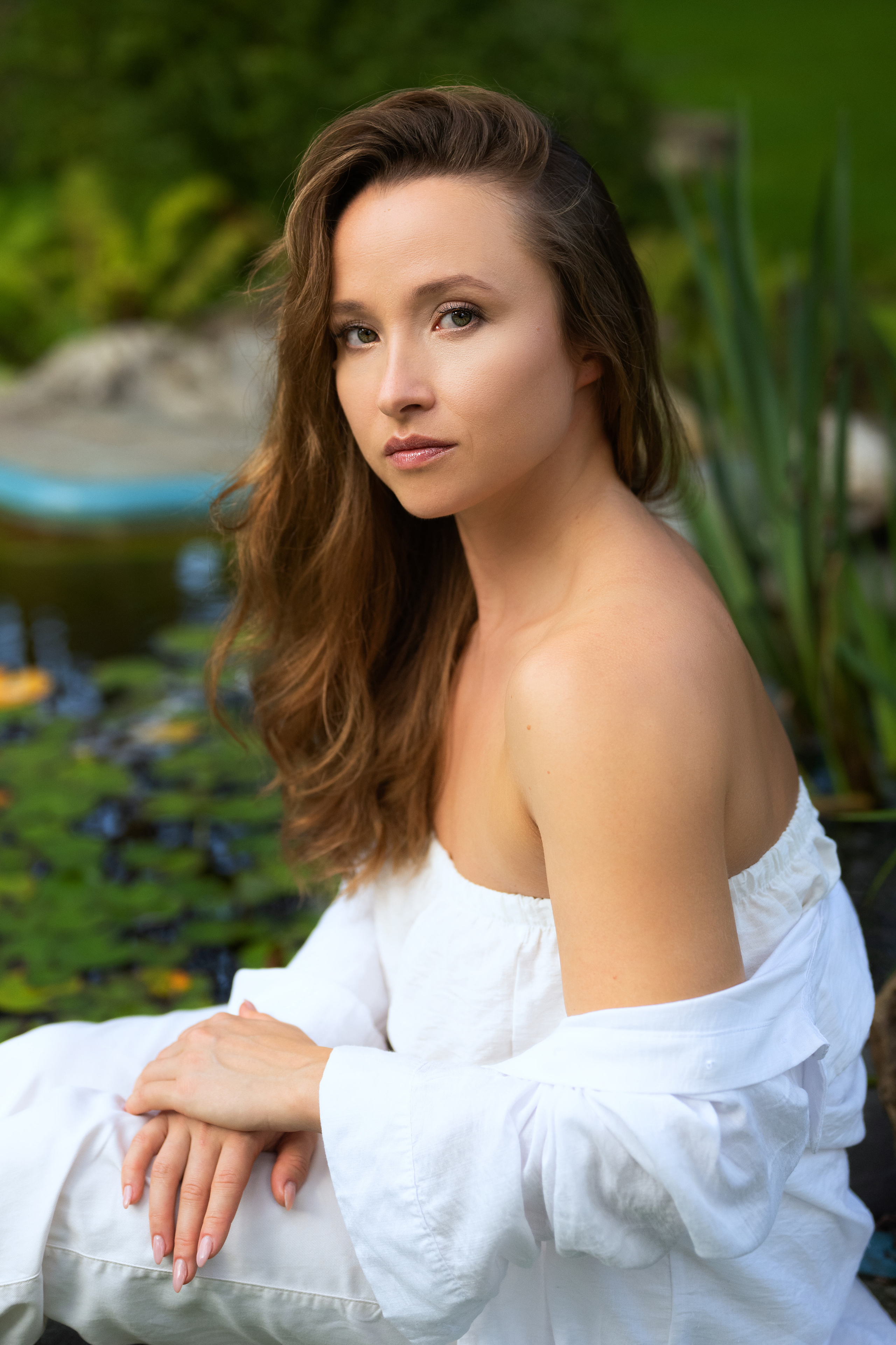 Фотосессия девушки у пруда