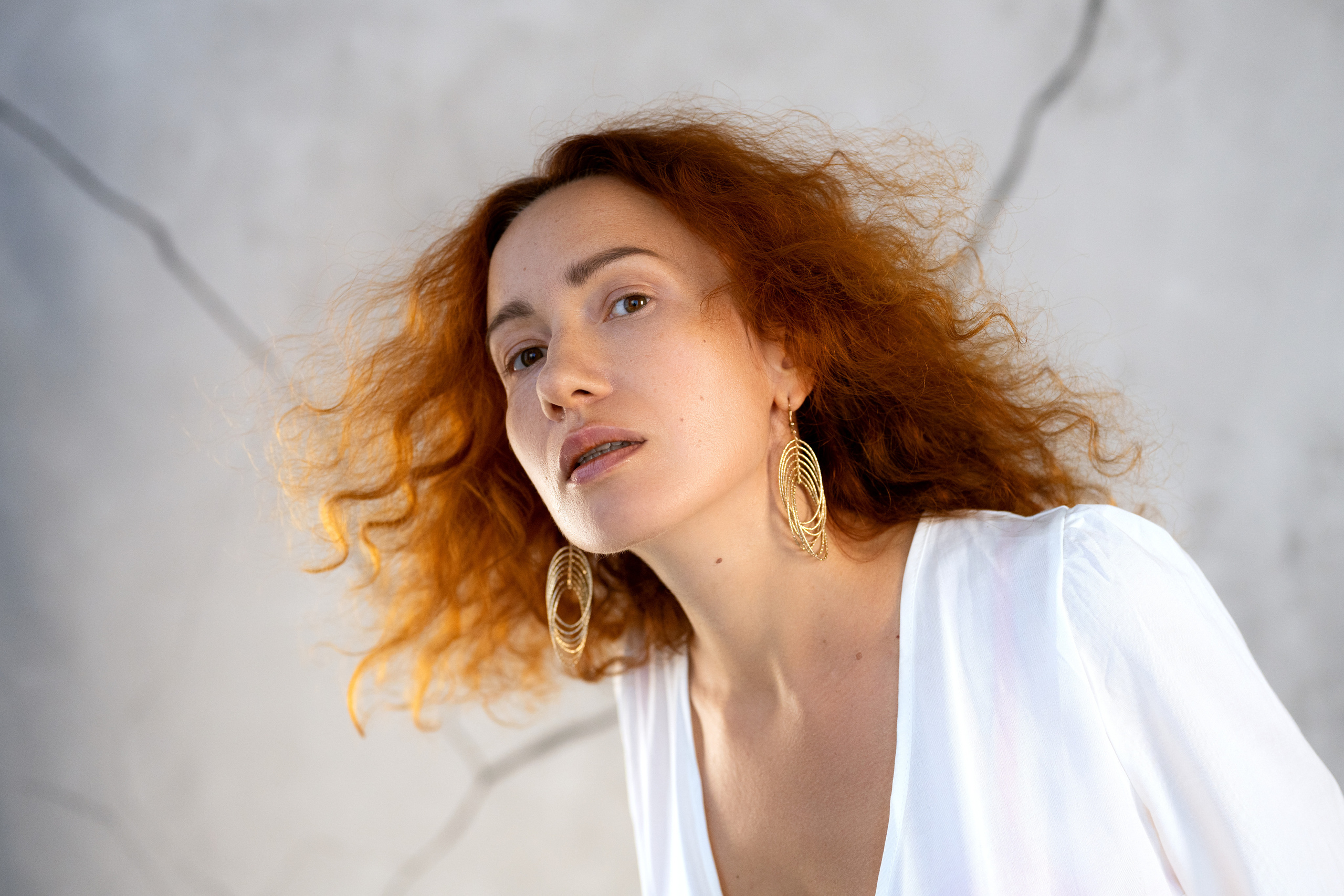 Студийная съёмка девушки в белом наряде