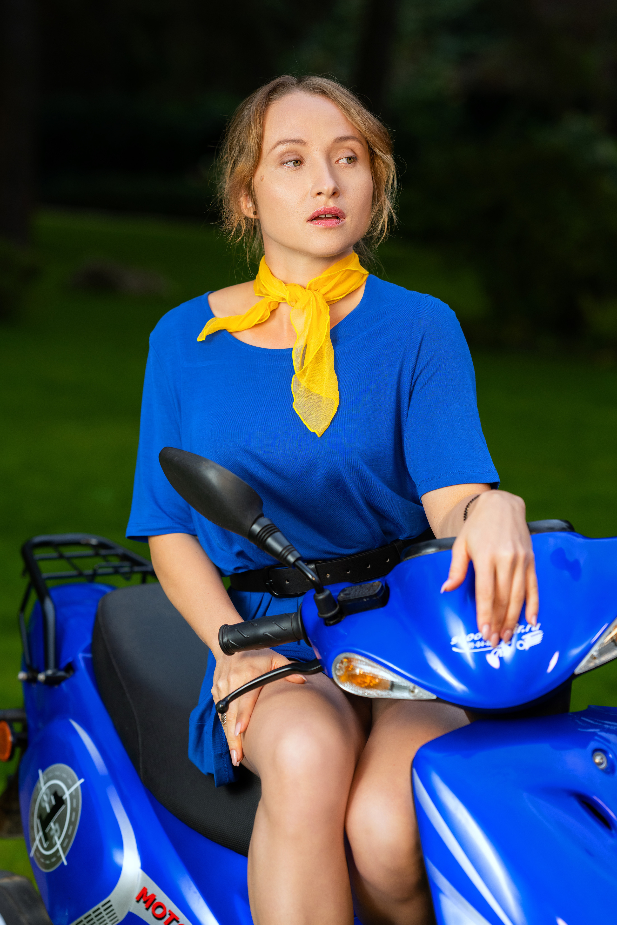 Фотосессия на улице с мотороллером Vespa