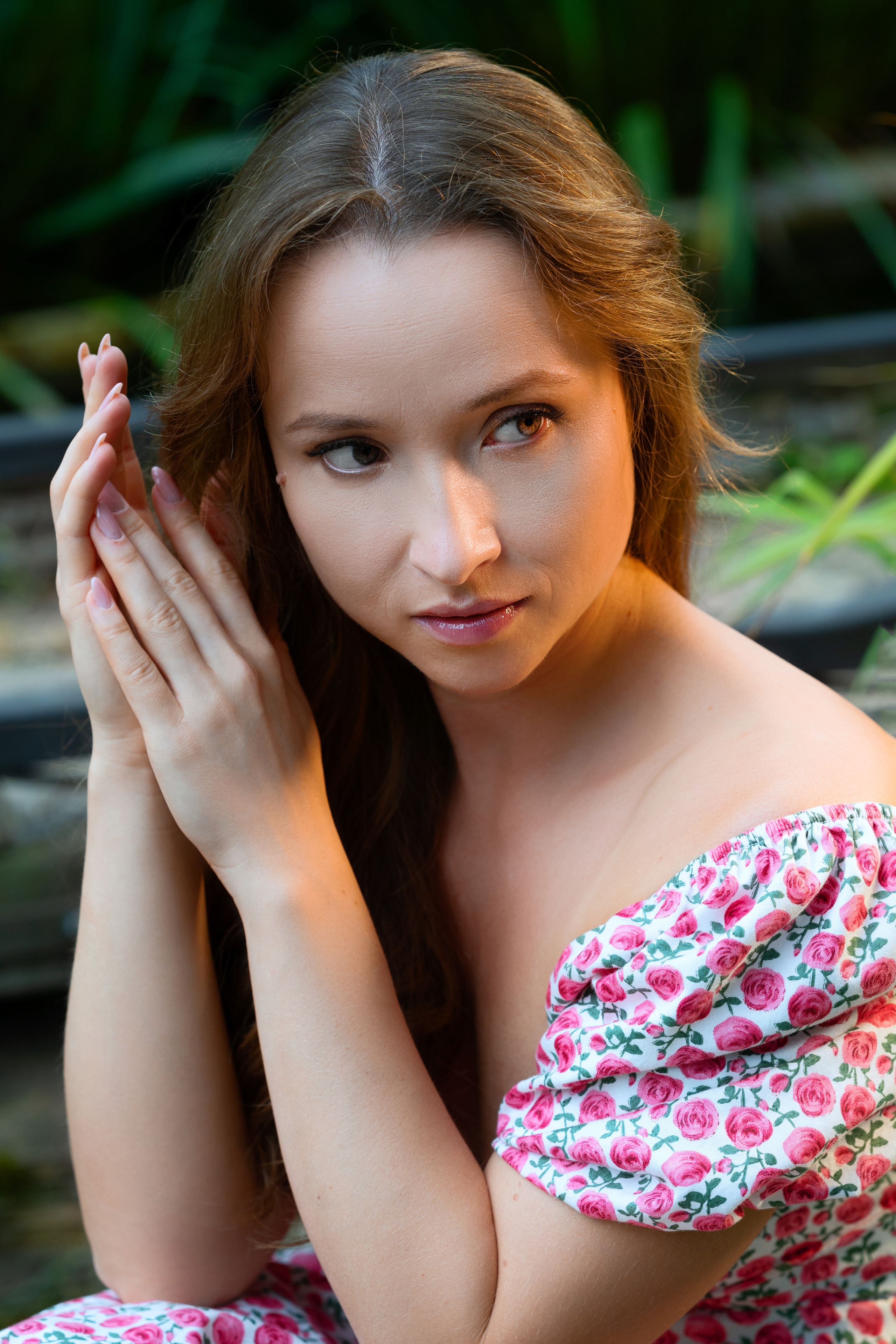 Фотосъёмка девушки на мосту в саду