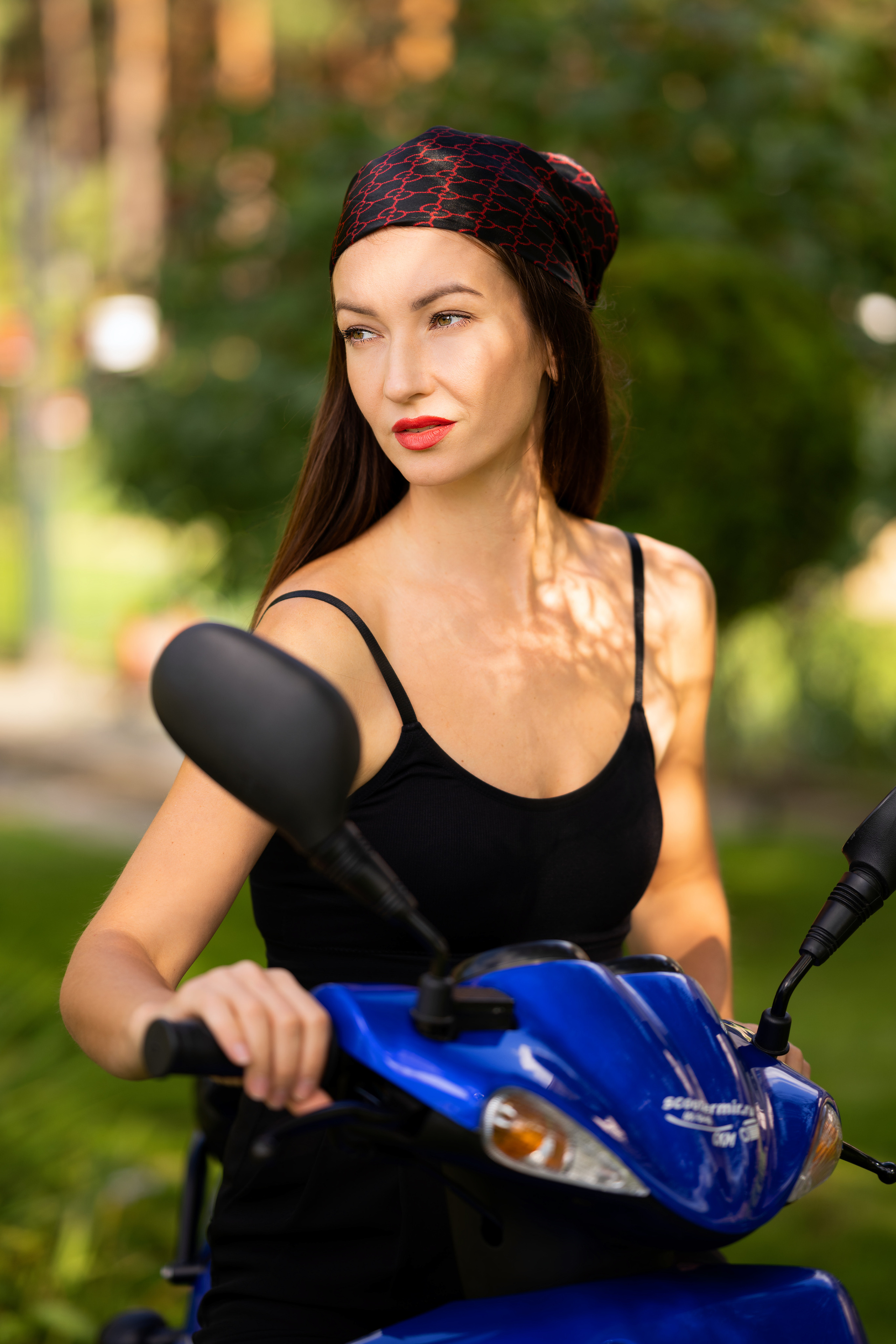 Фотосессия девушки в итальянском стиле с мотороллером Vespa