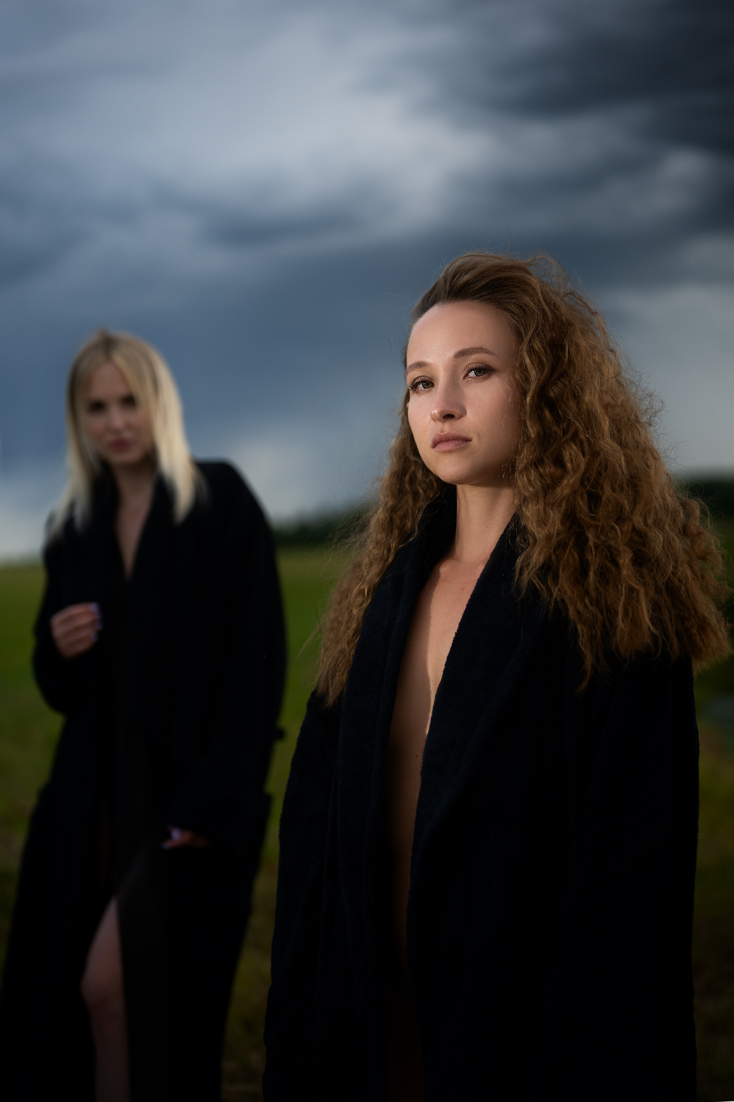 Съёмка девушек на природе на фоне озера