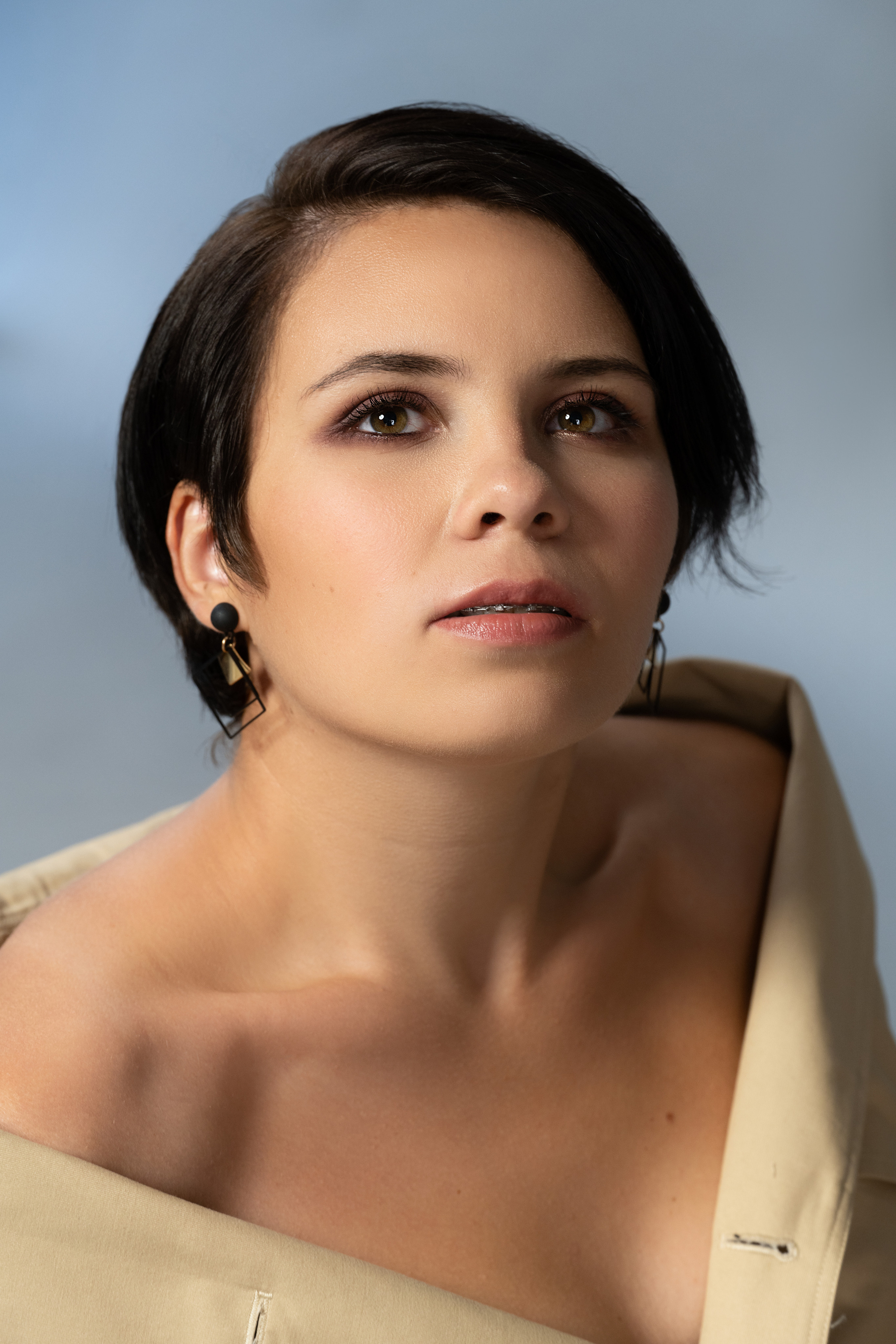 Студийная съёмка девушки в плаще