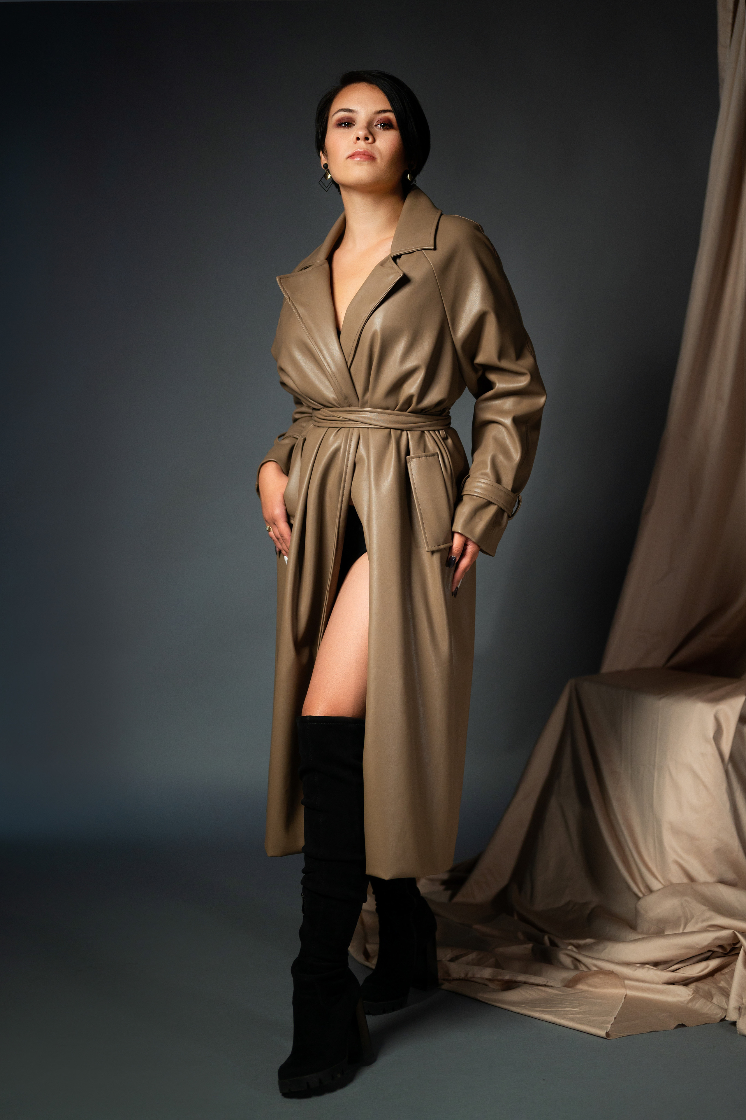 Студийная съёмка девушки в плаще