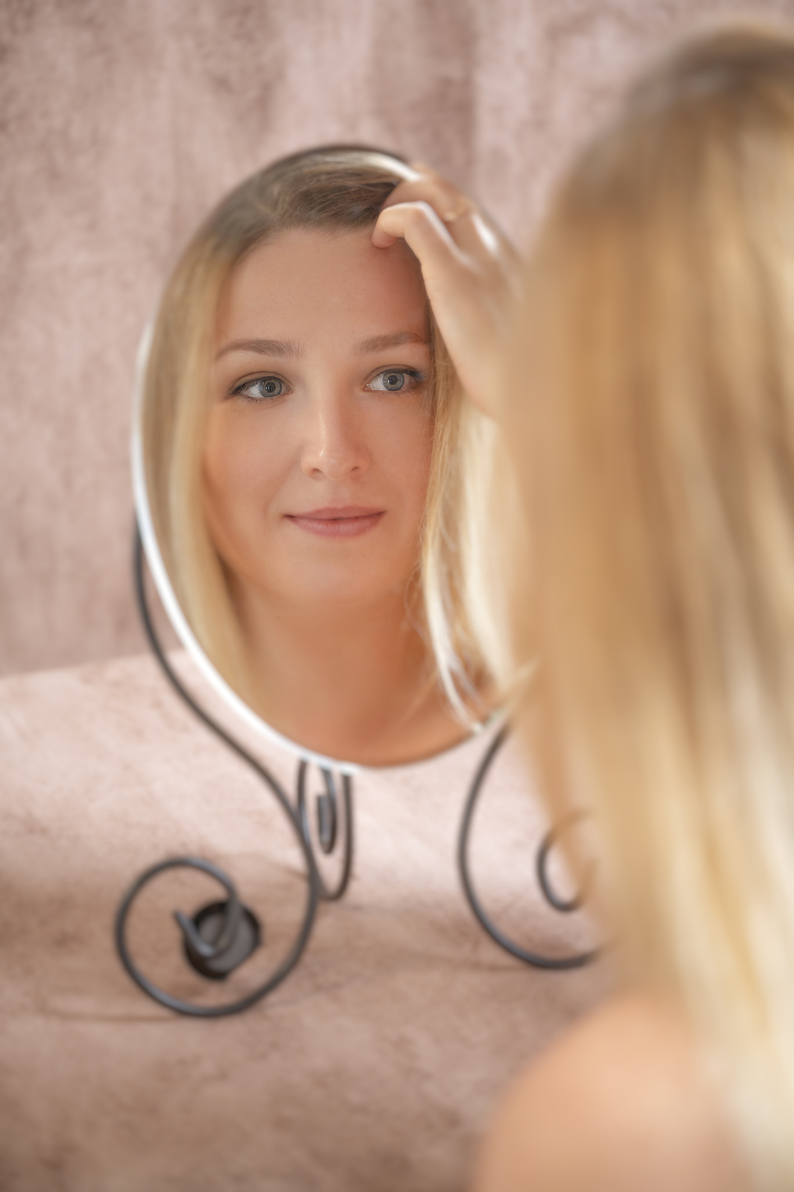 Студийная съёмка девушки перед зеркалом