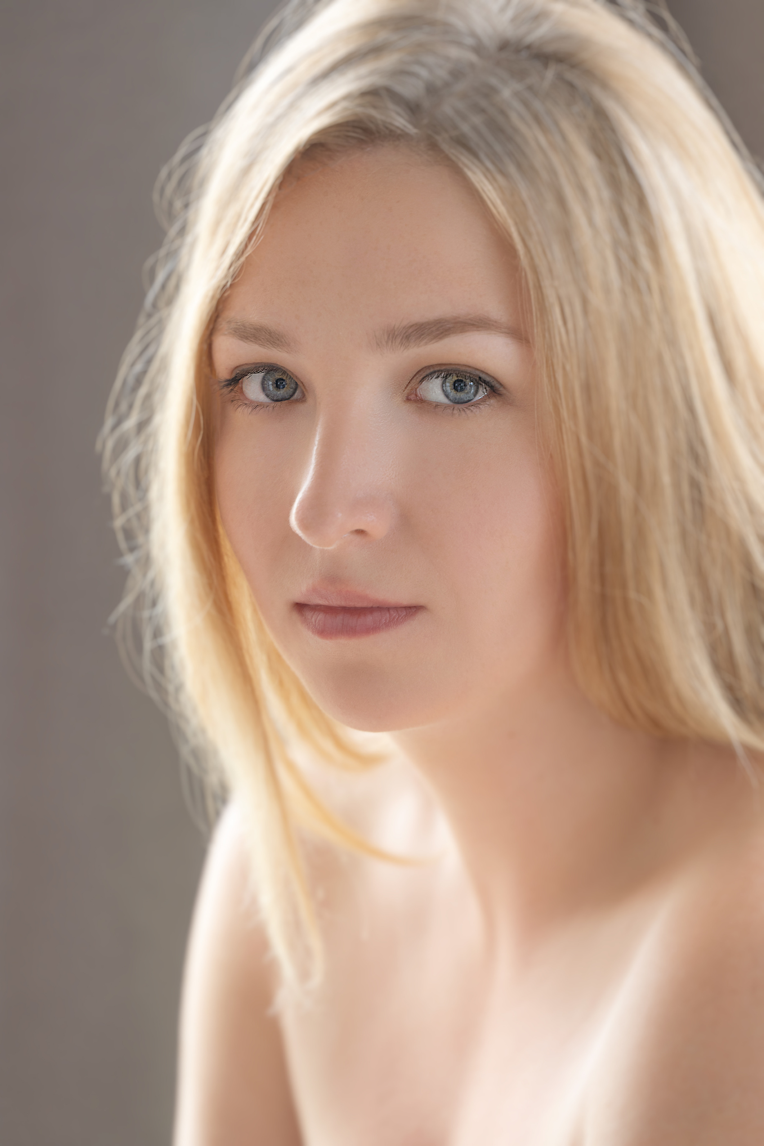 Студийная съёмка девушки перед зеркалом