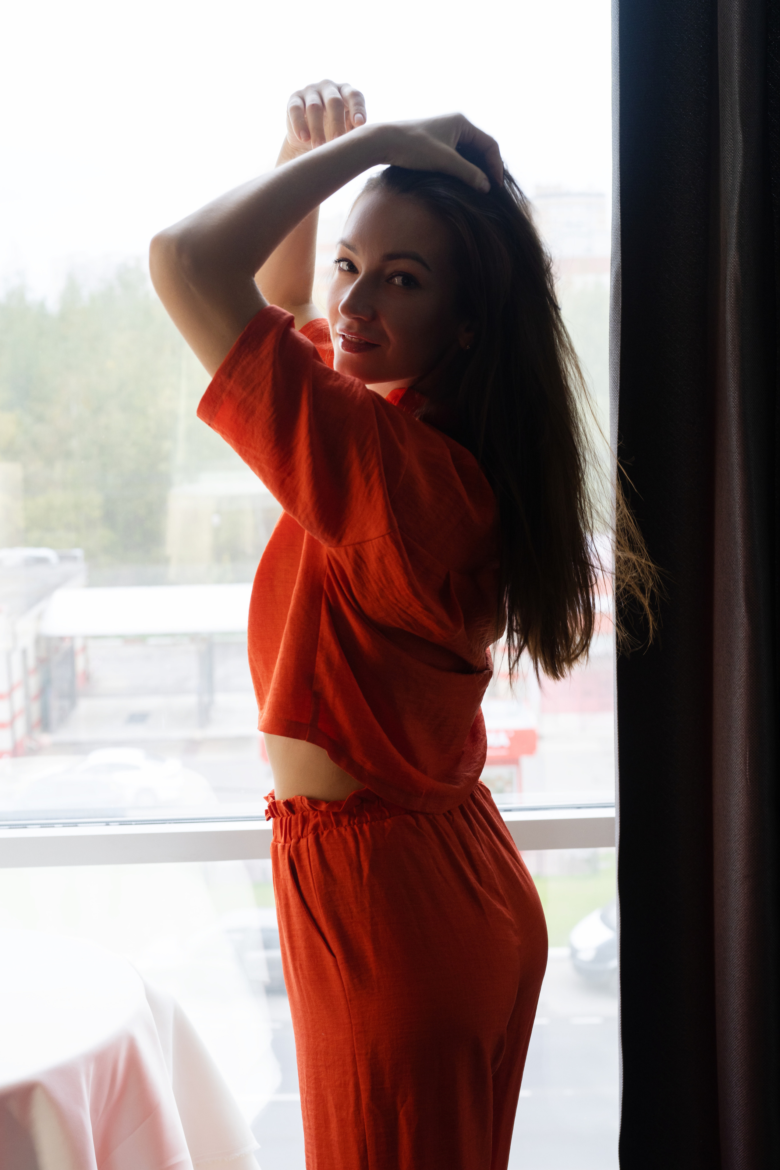 Студийная съёмка девушки у окна