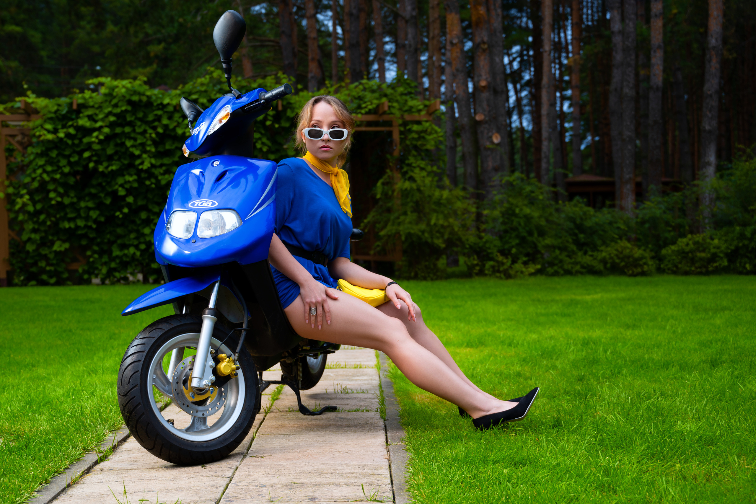 Фотосессия на улице с мотороллером Vespa