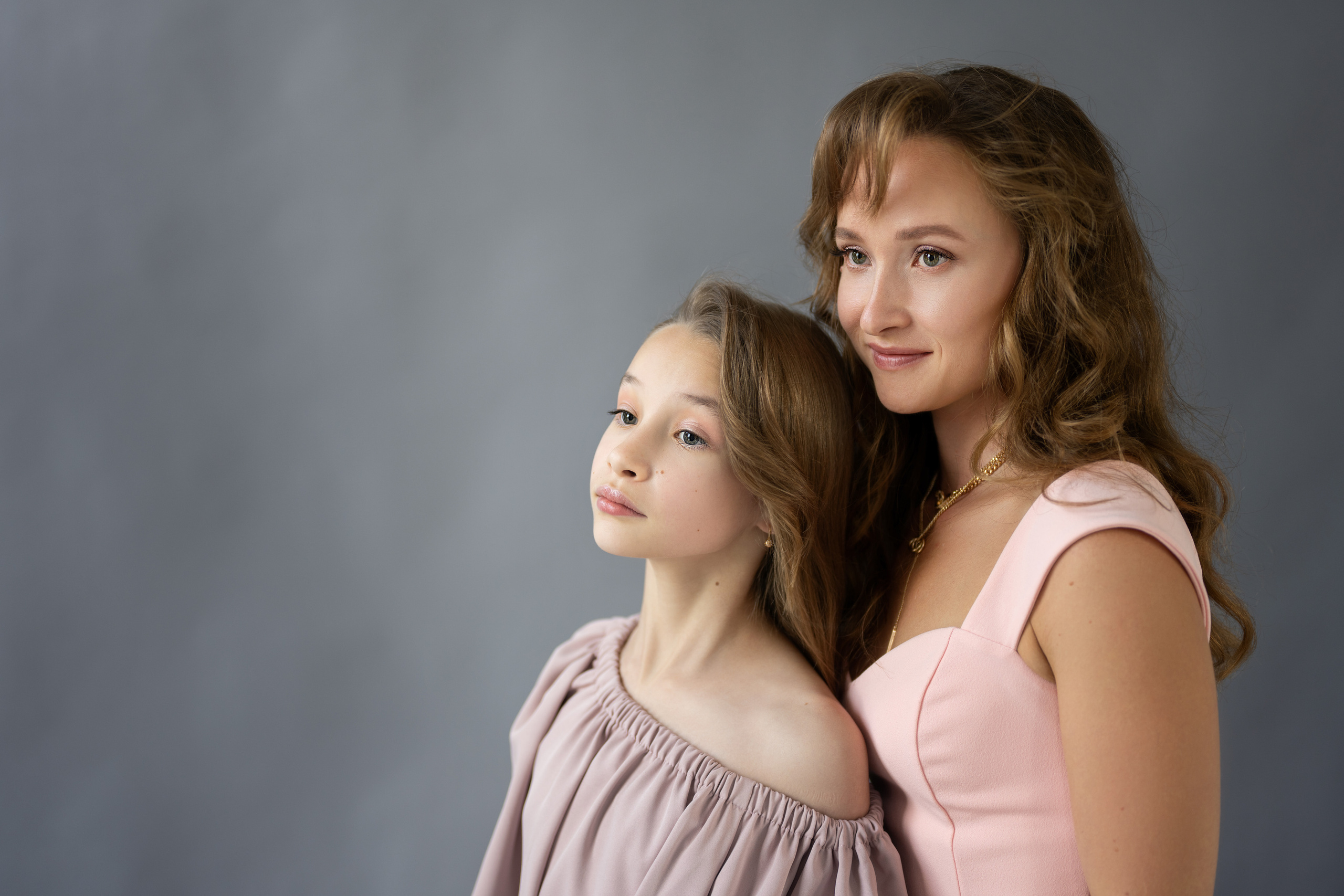 Семейная съёмка мамы с дочерью в платьях