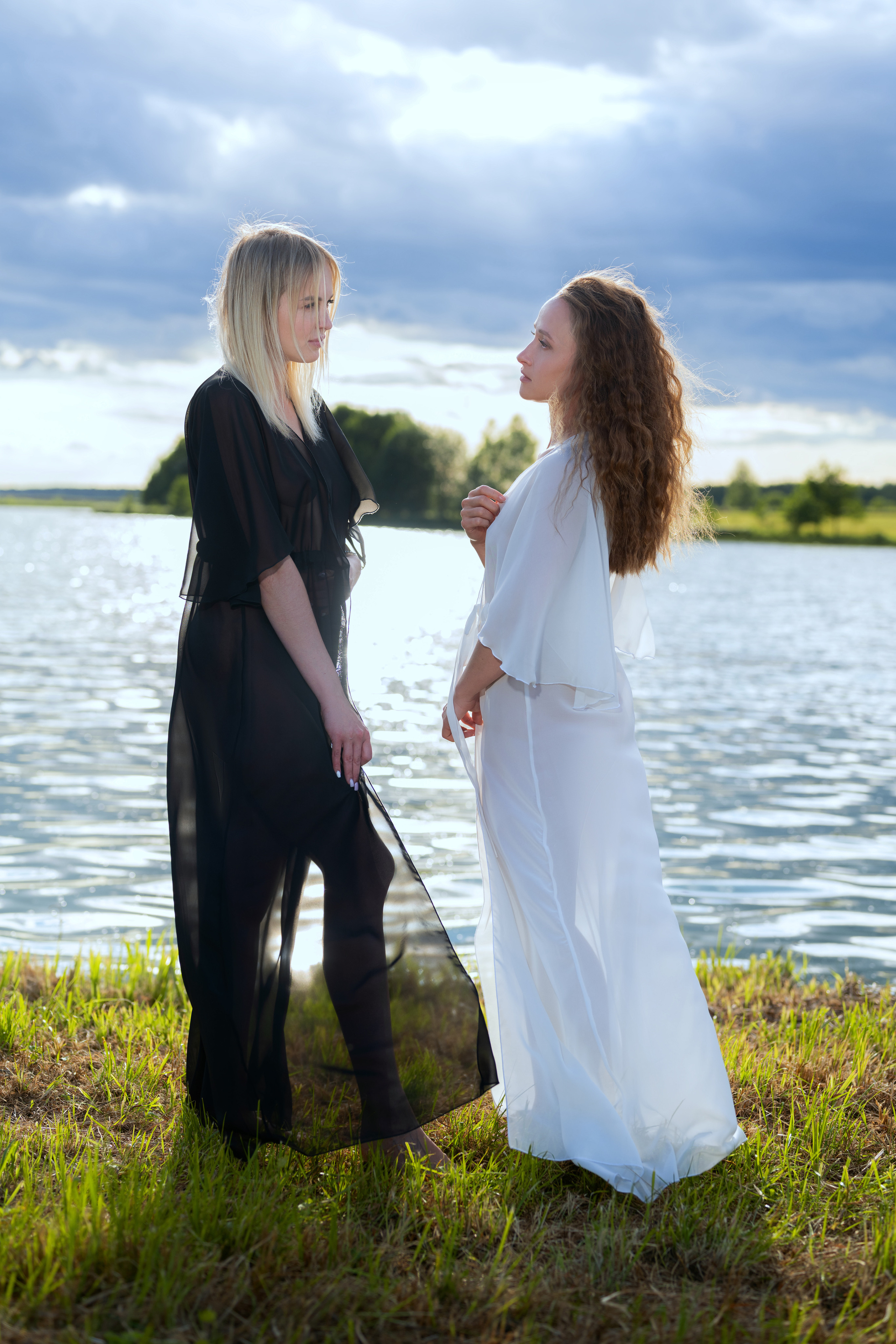 Съёмка девушек на природе на фоне озера