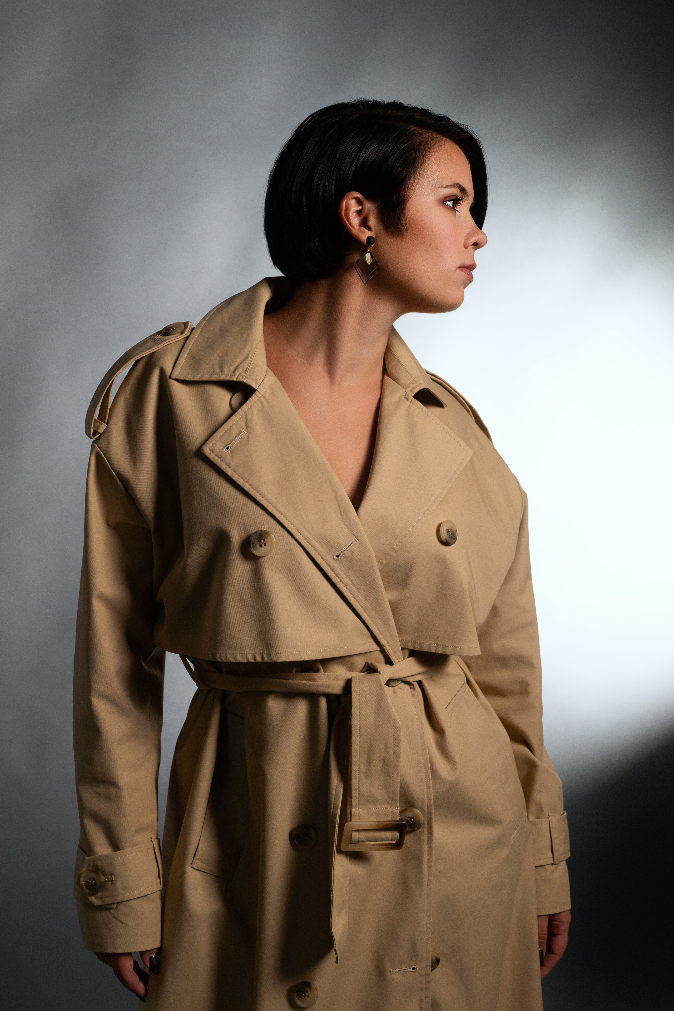 Студийная съёмка девушки в плаще