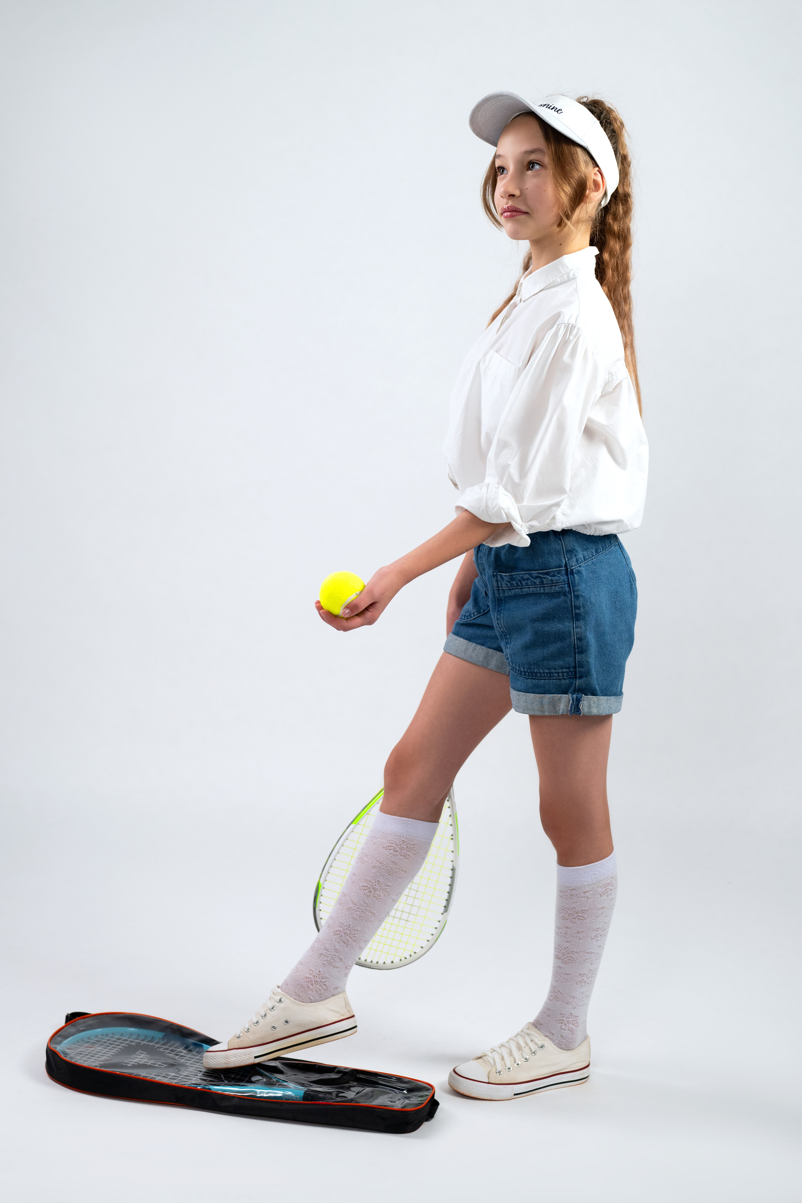 Детская фотосессия в спортивном стиле большой теннис