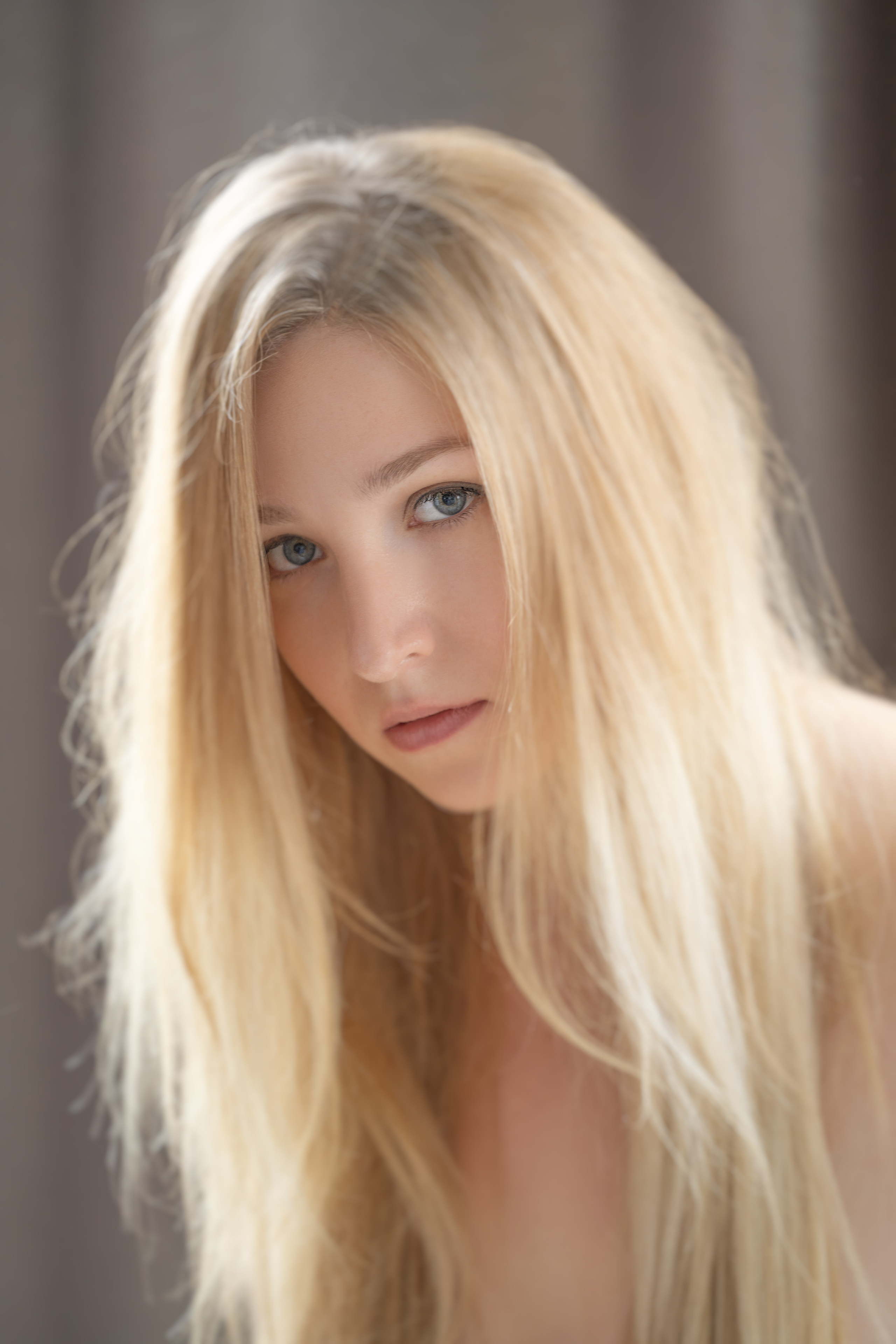 Студийная съёмка девушки перед зеркалом