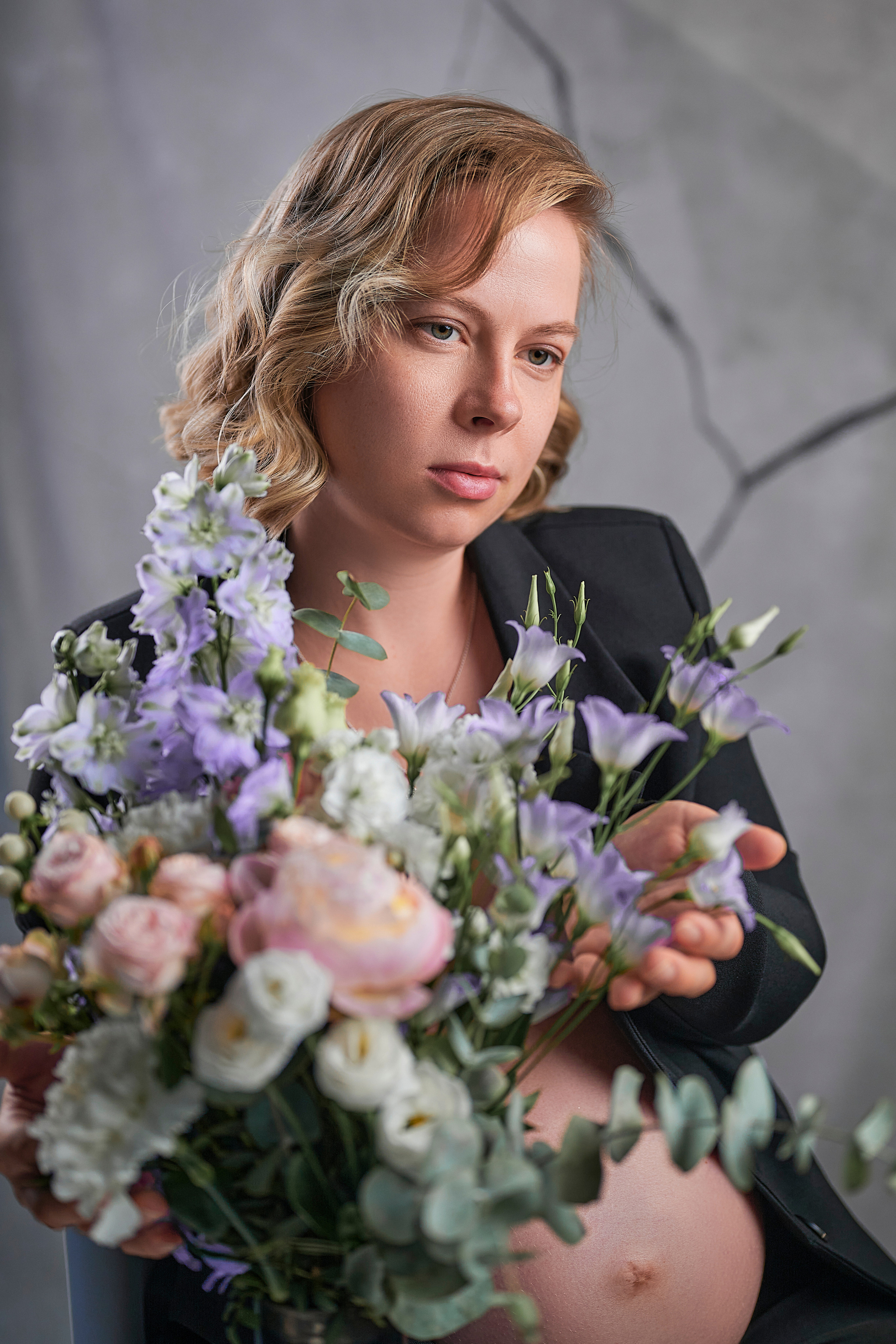 Фотосессия беременной с цветами