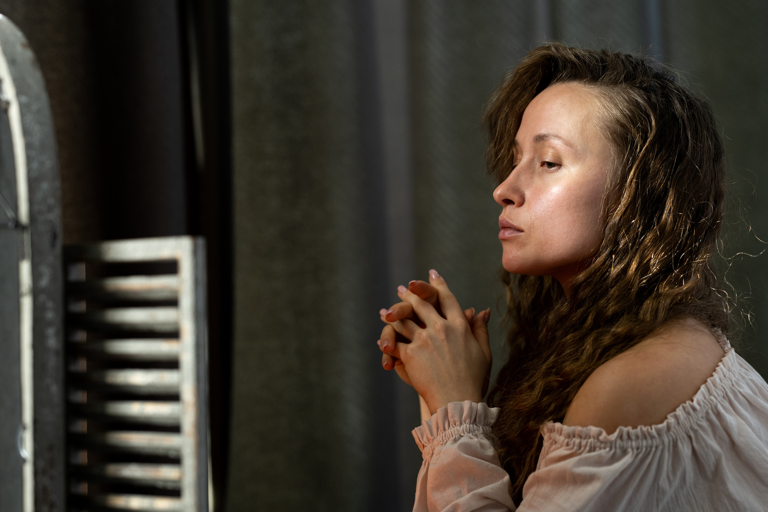 Фотосессия девушки со свечой