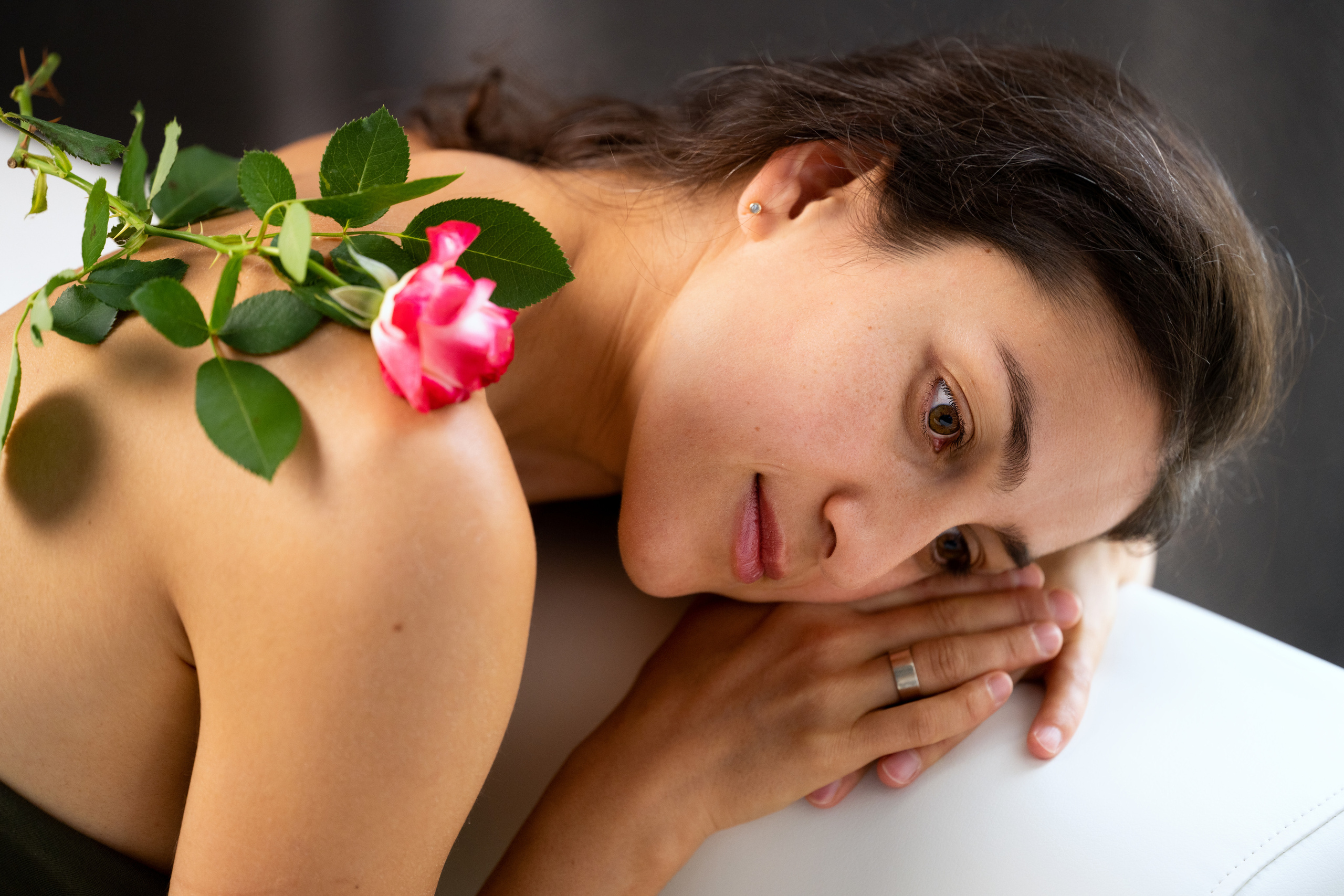 Фотосессия девушки с розами