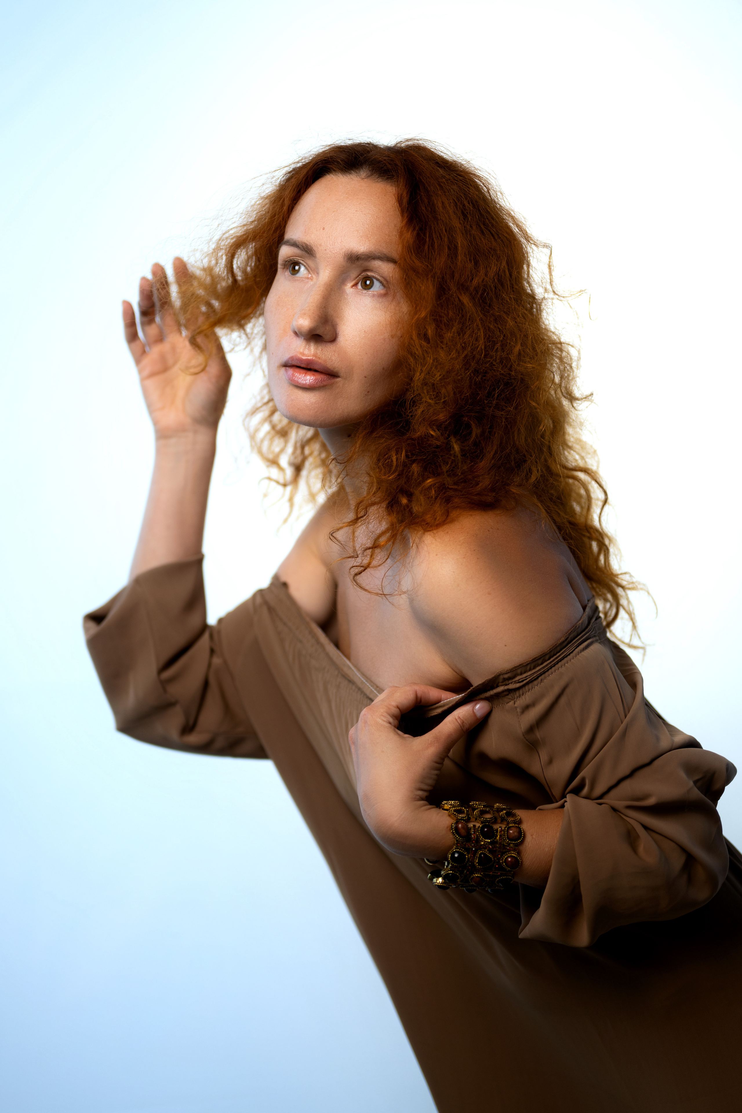 Студийная съёмка девушки в различных художественных позах