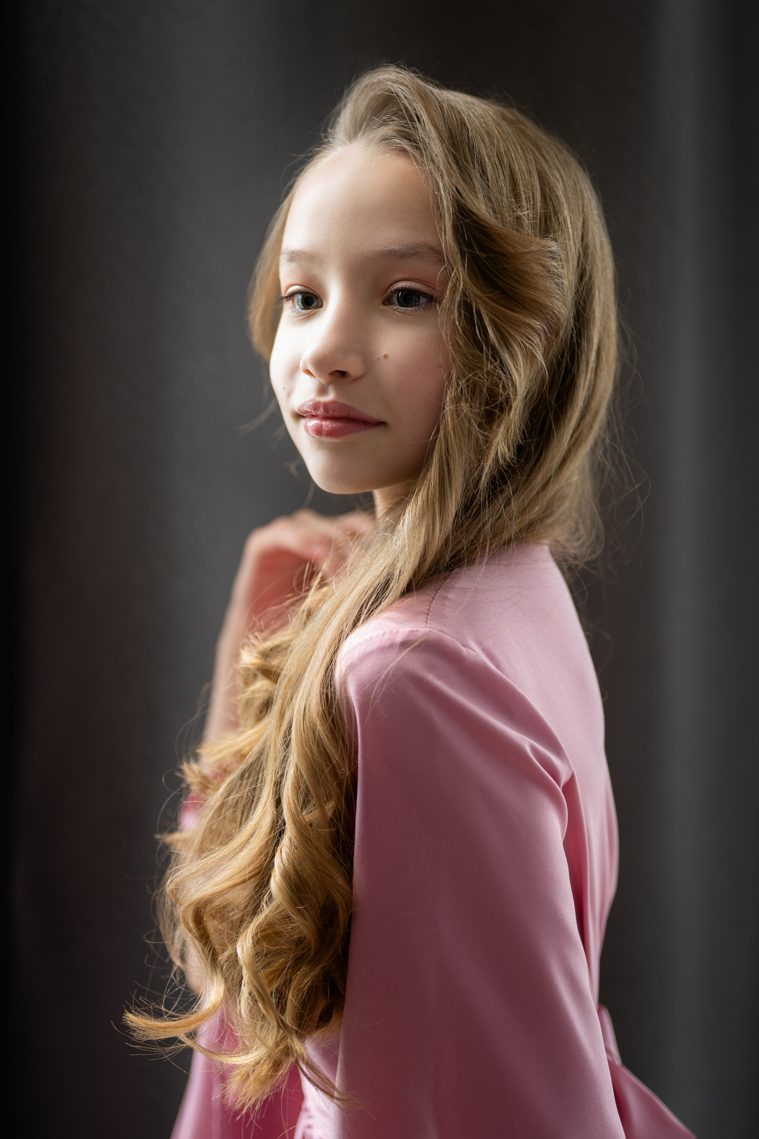 Студийная семейная съёмка мамы с дочерью в платьях