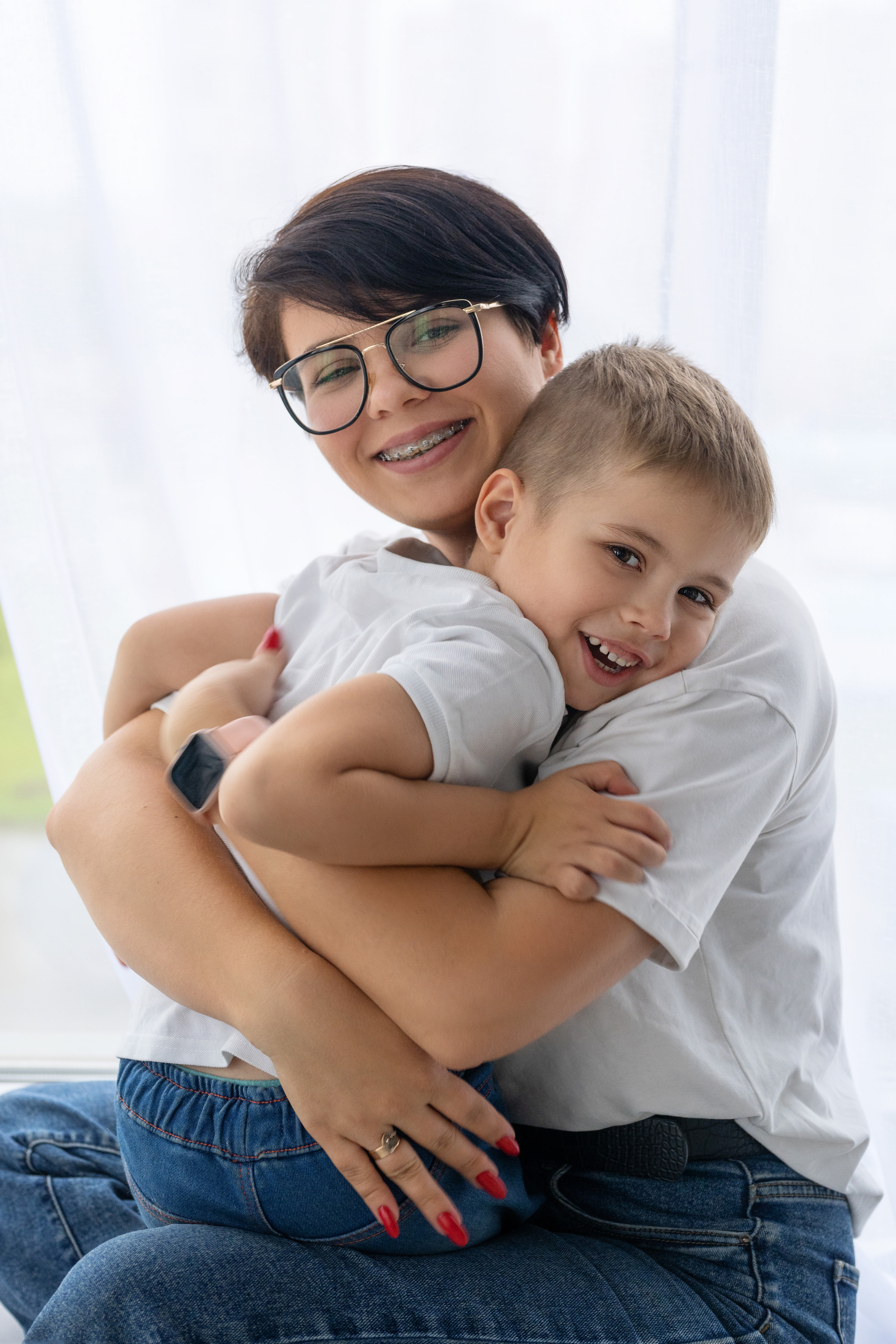 Студийная семейная съёмка мамы с сыном