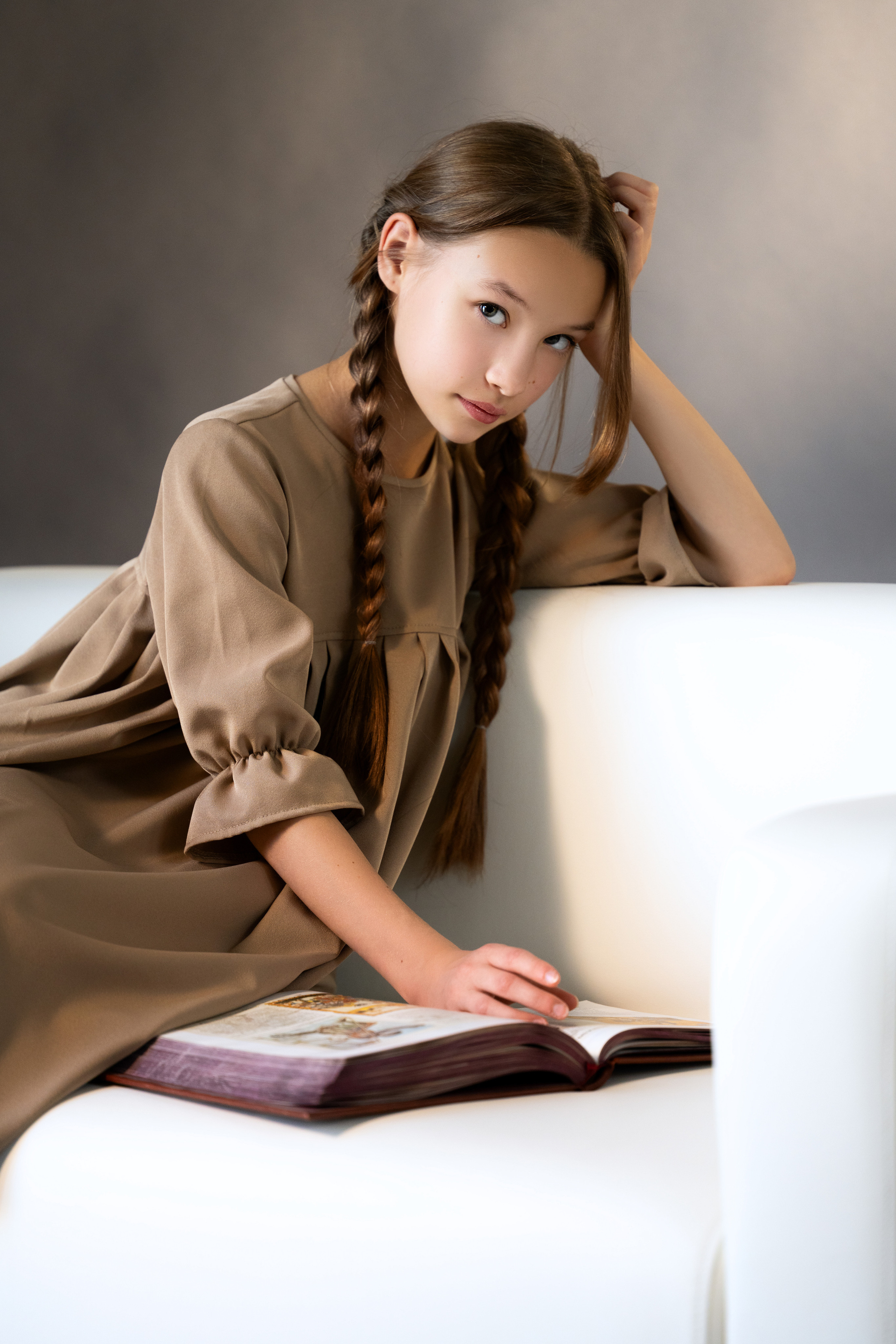 Детская фотосессия девочки с яблоками, книгой и зеркалом