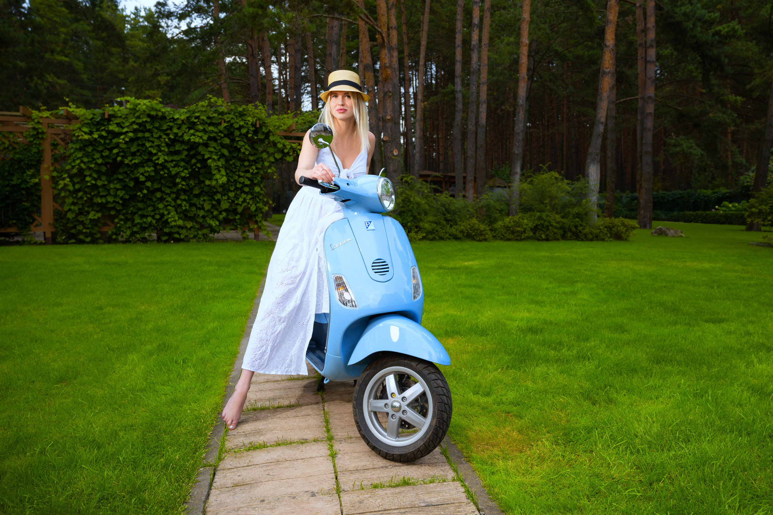 Фотосессия девушки на улице с голубым мотороллером Vespa