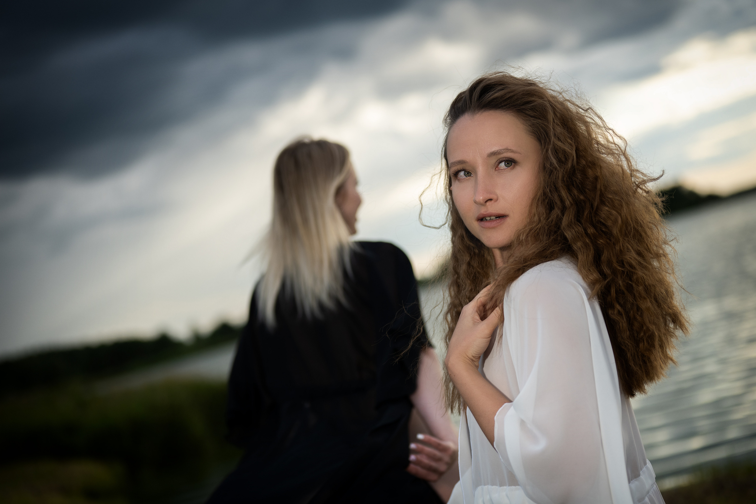 Съёмка девушек на природе на фоне озера