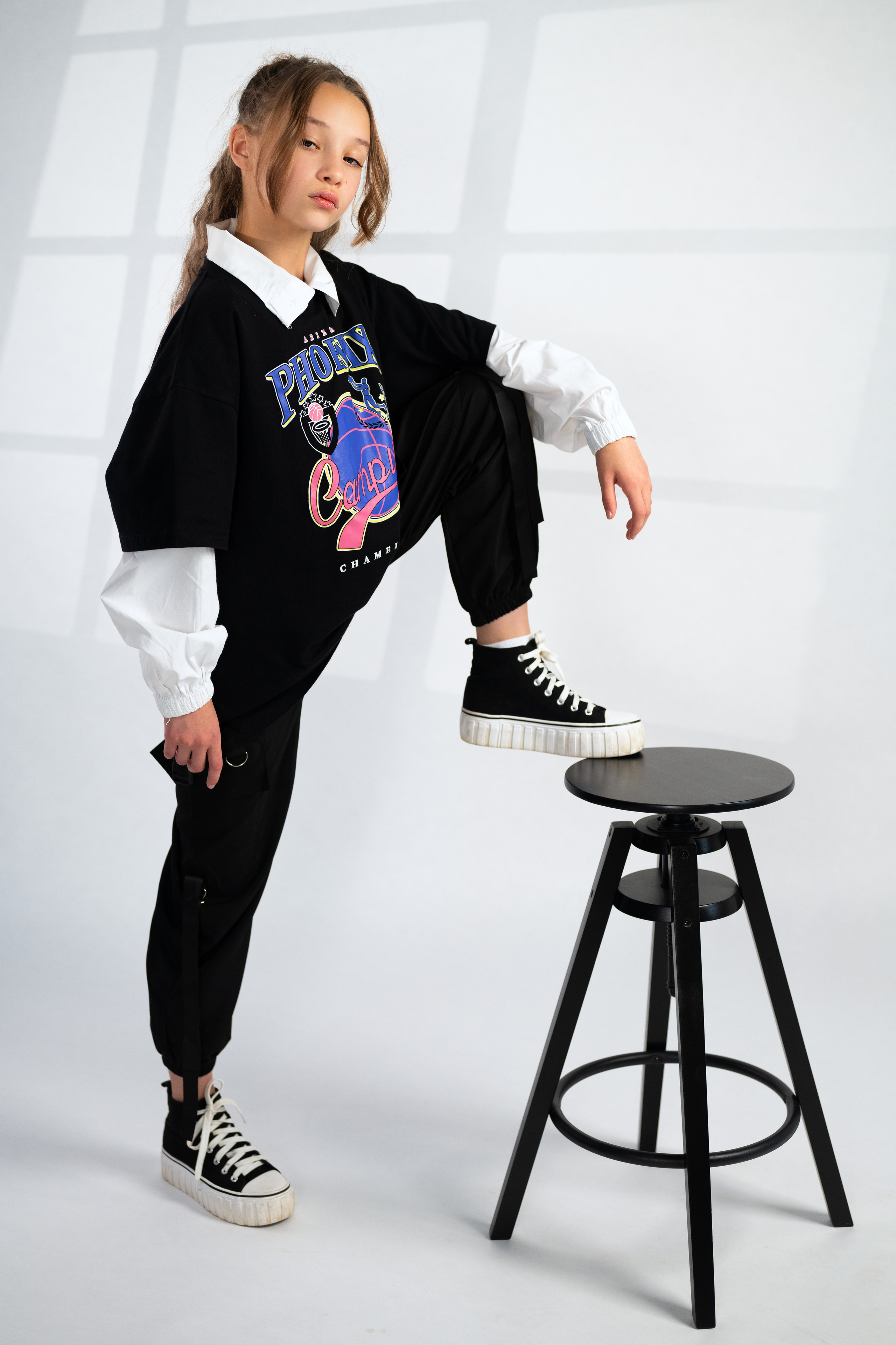 Студийная съёмка подростка в хип-хоп стиле