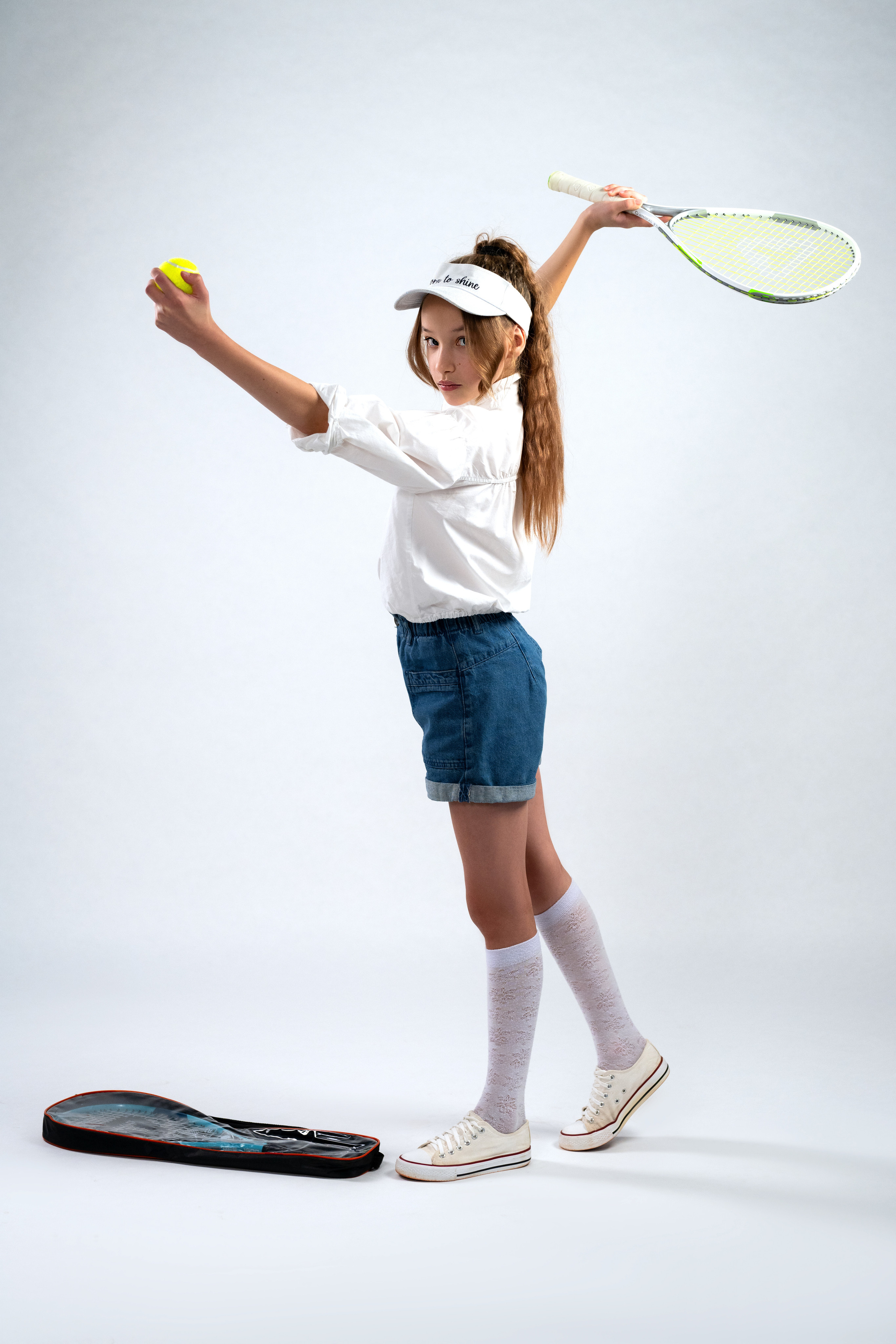 Детская фотосессия в спортивном стиле большой теннис