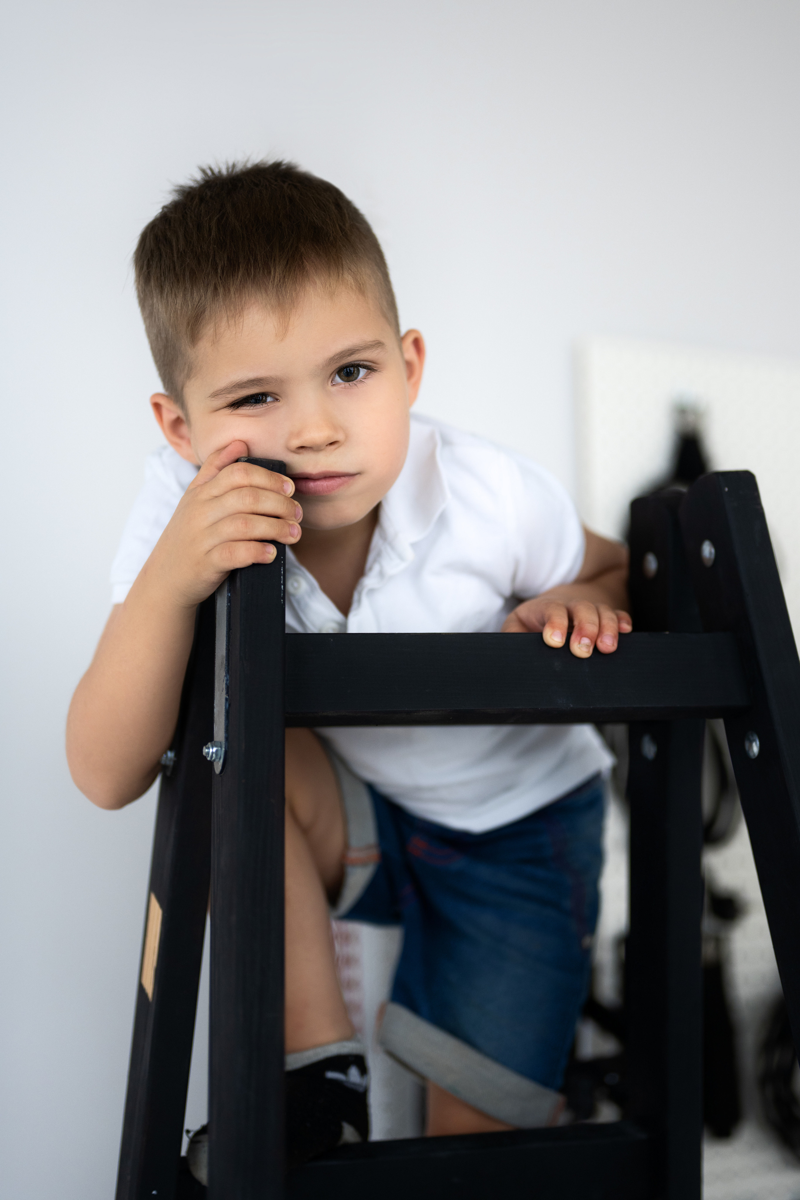 Студийная семейная съёмка мамы с сыном